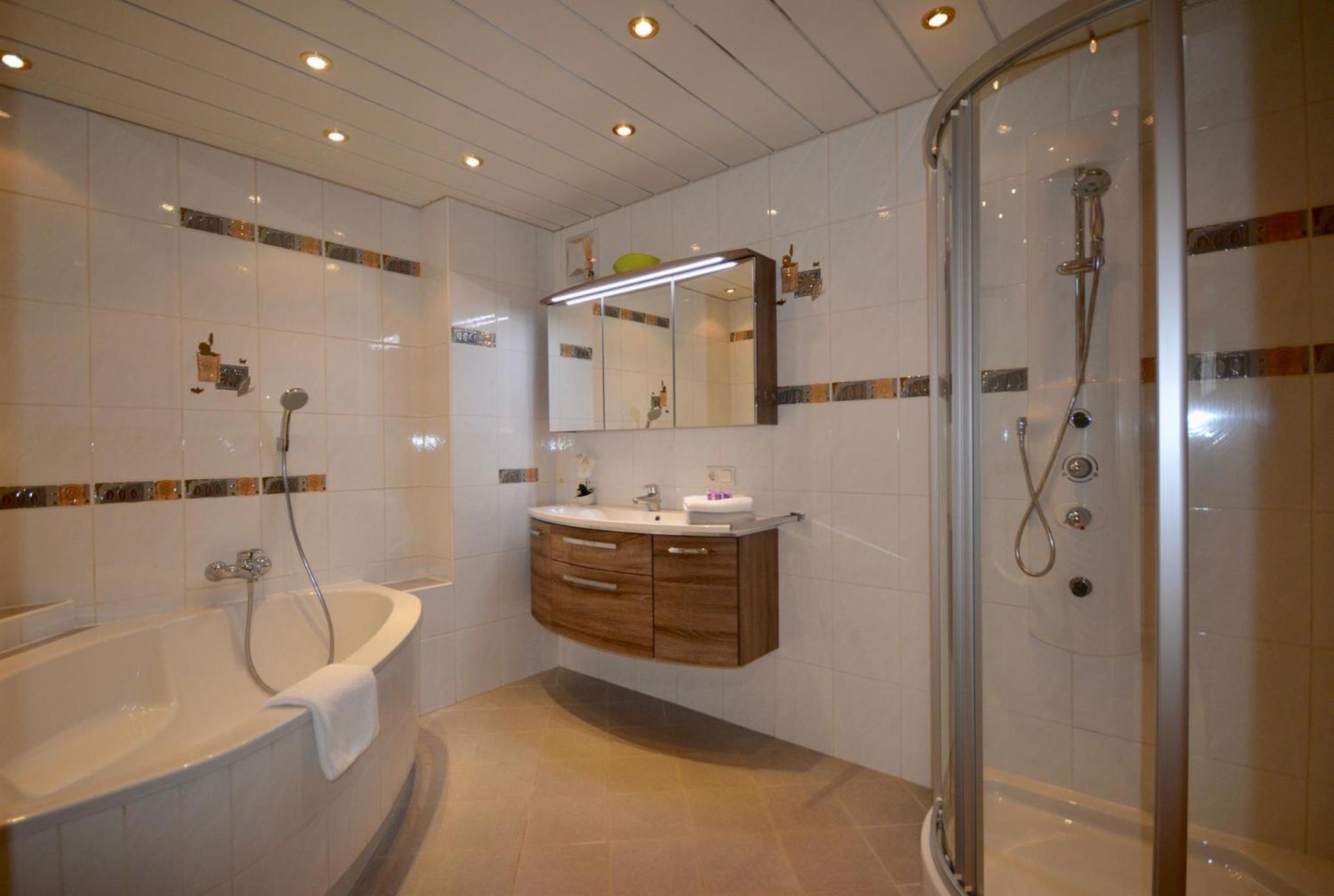 Two-Bedroom Apartment with Bathroom photo 2