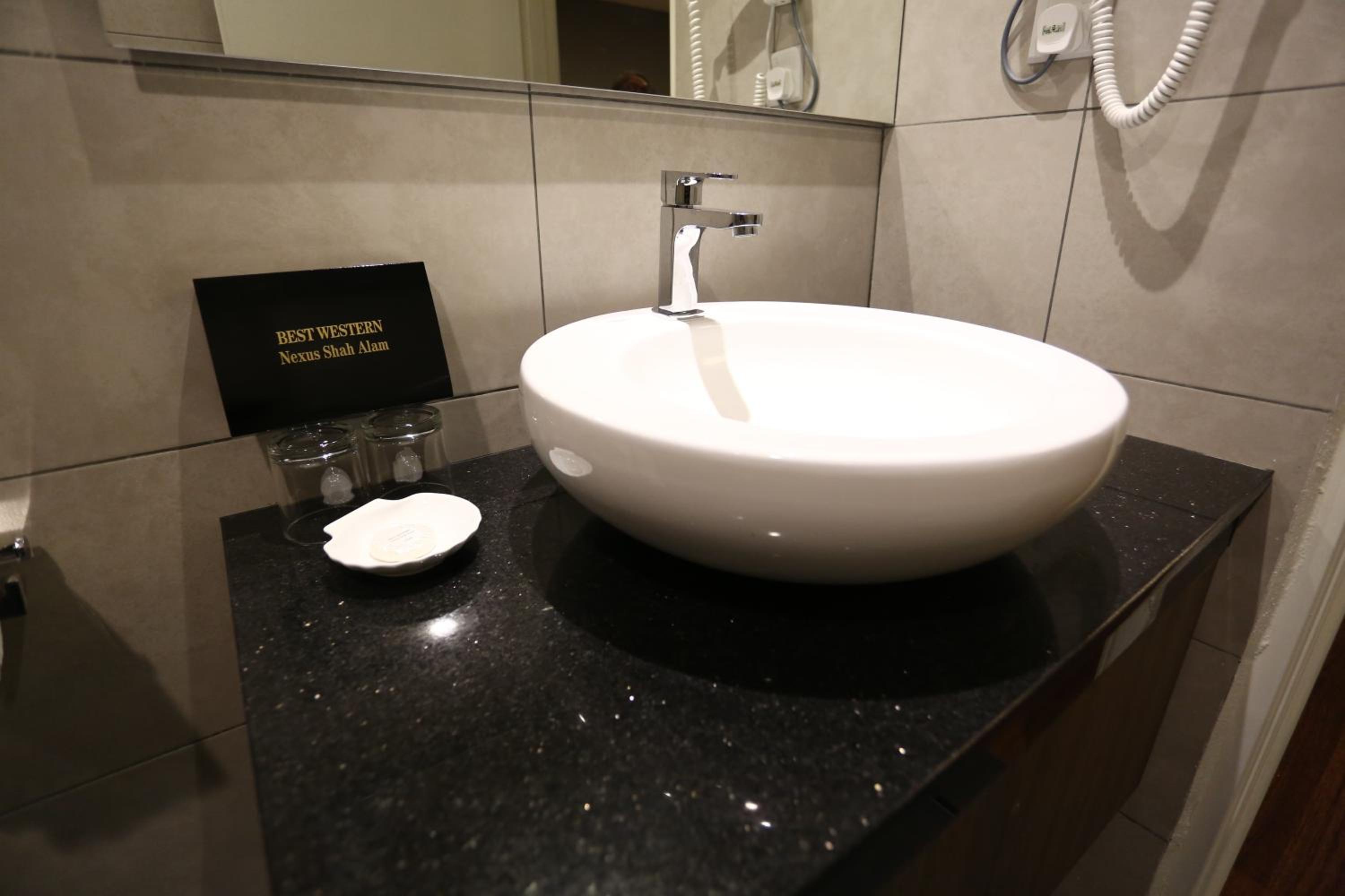 Deluxe King Room - Photo 11