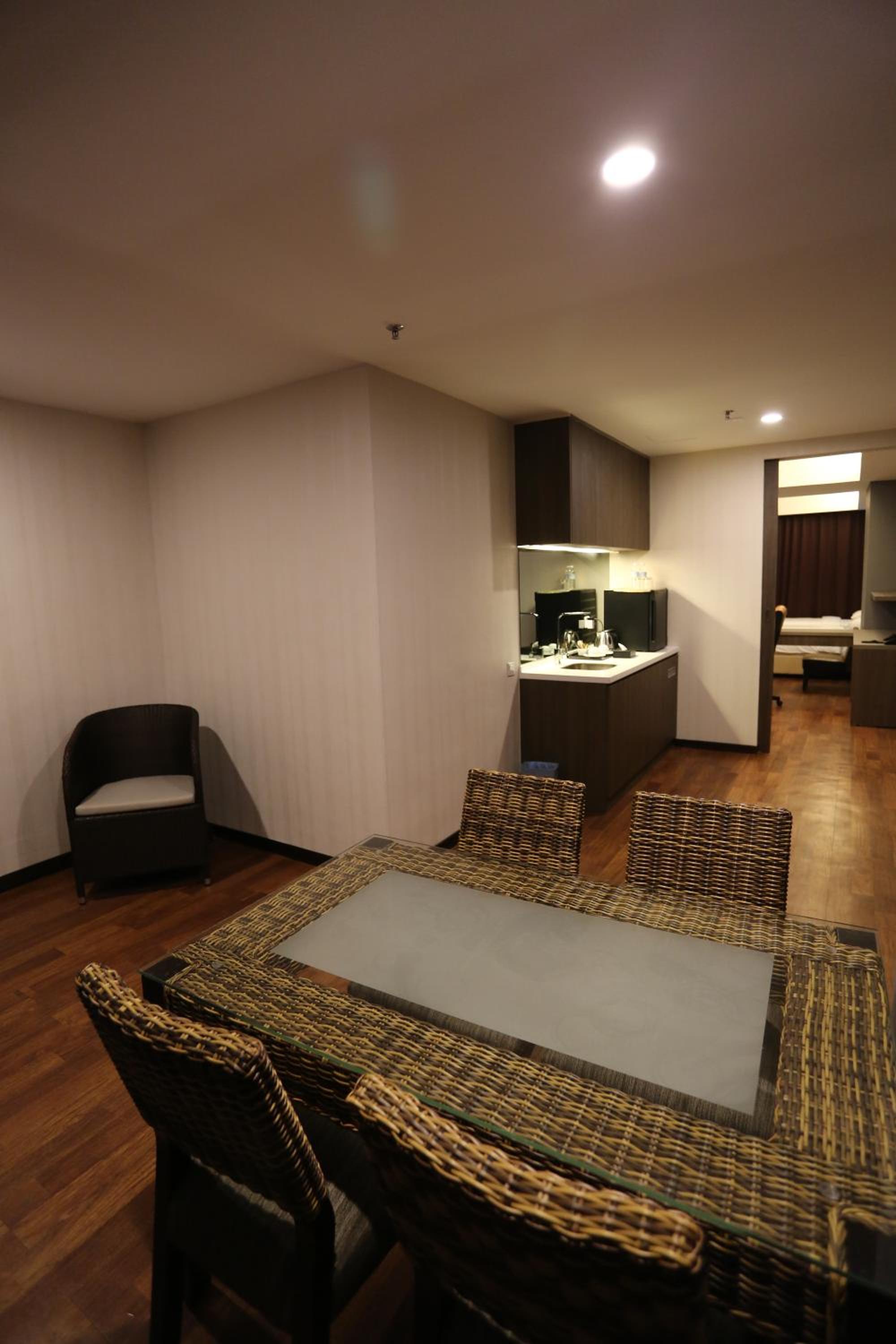 Deluxe King Room - Photo 10