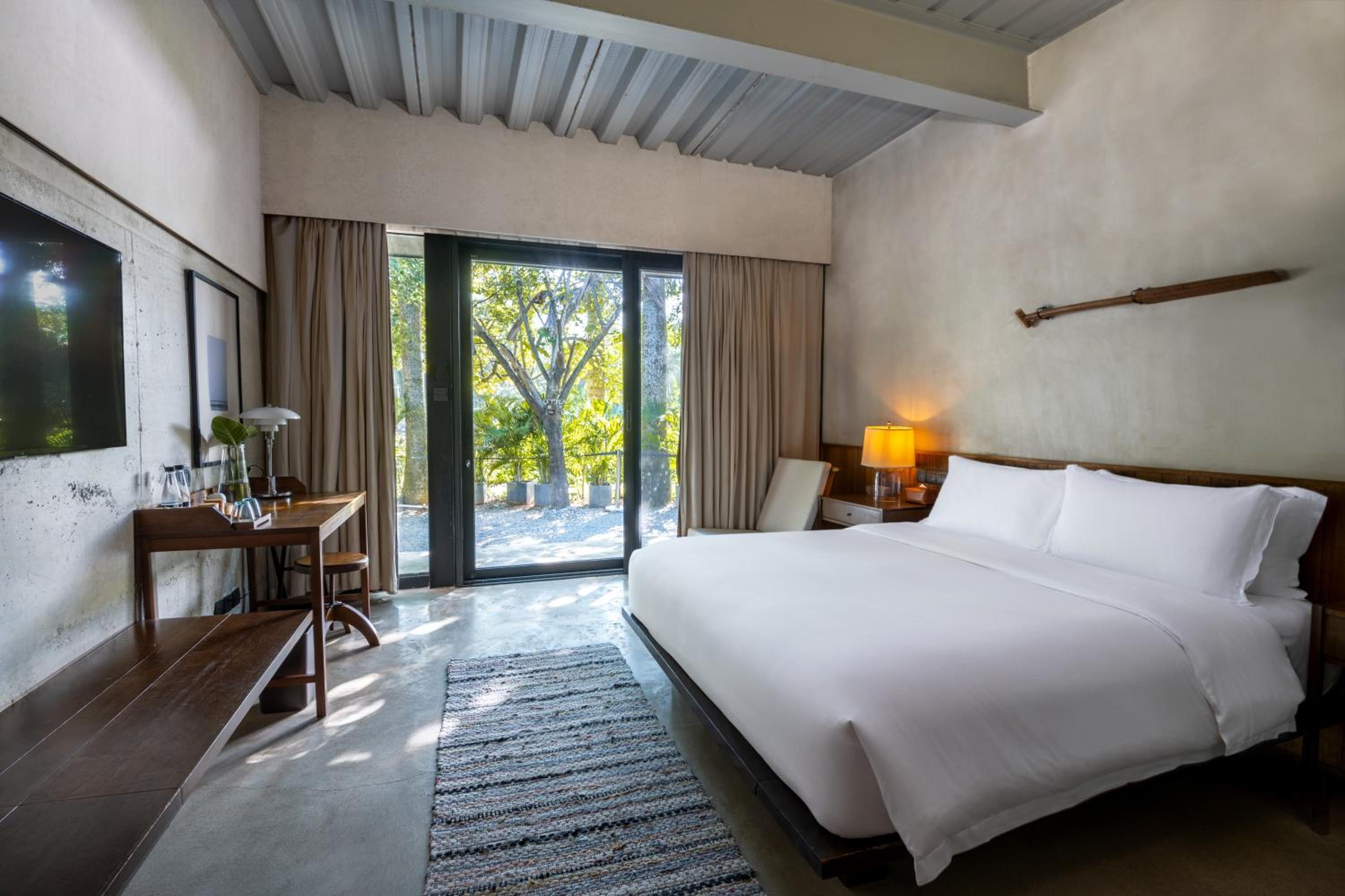 Superior Side Sea View King Room photo 1