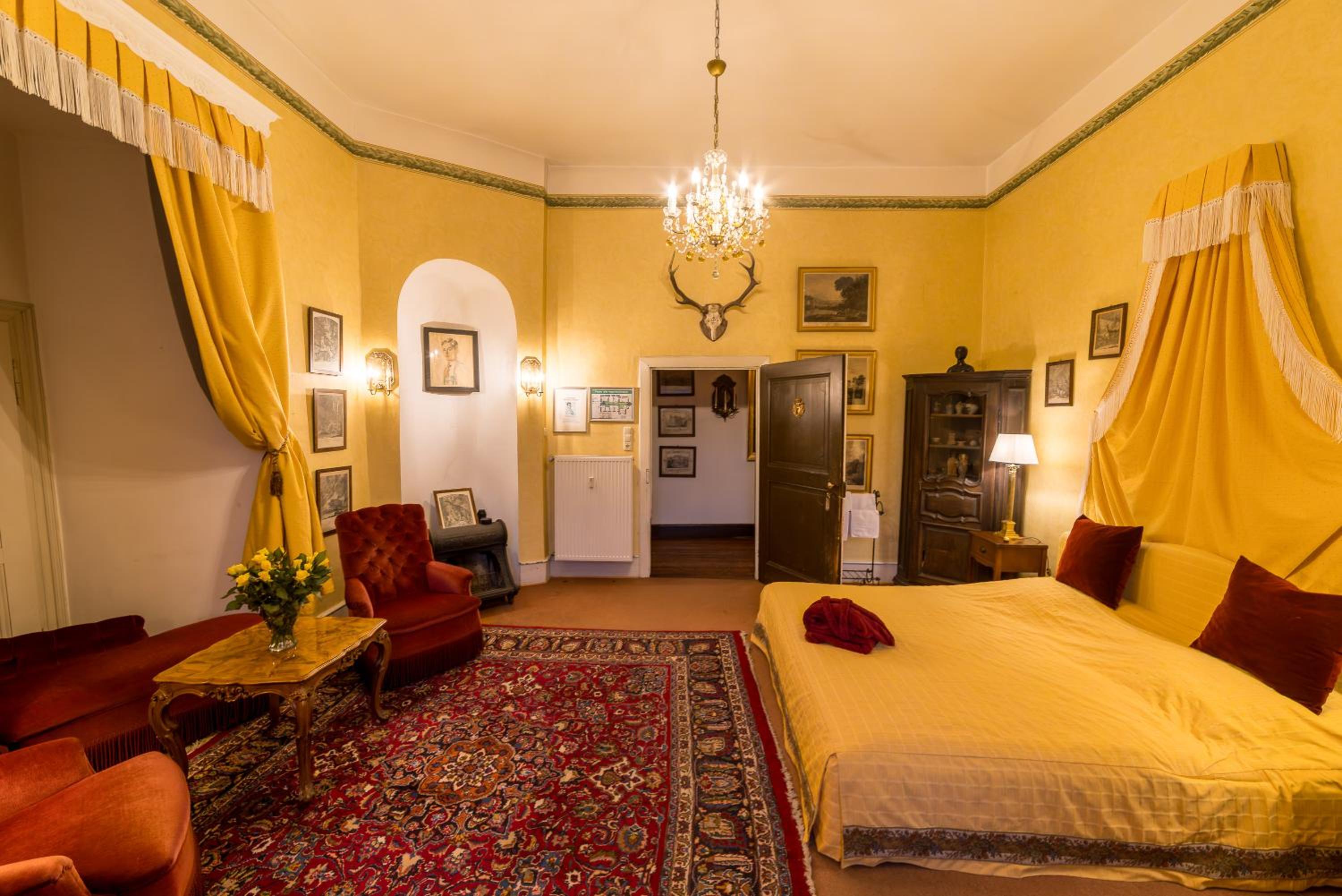Double Room with Shared Bathroom photo 3