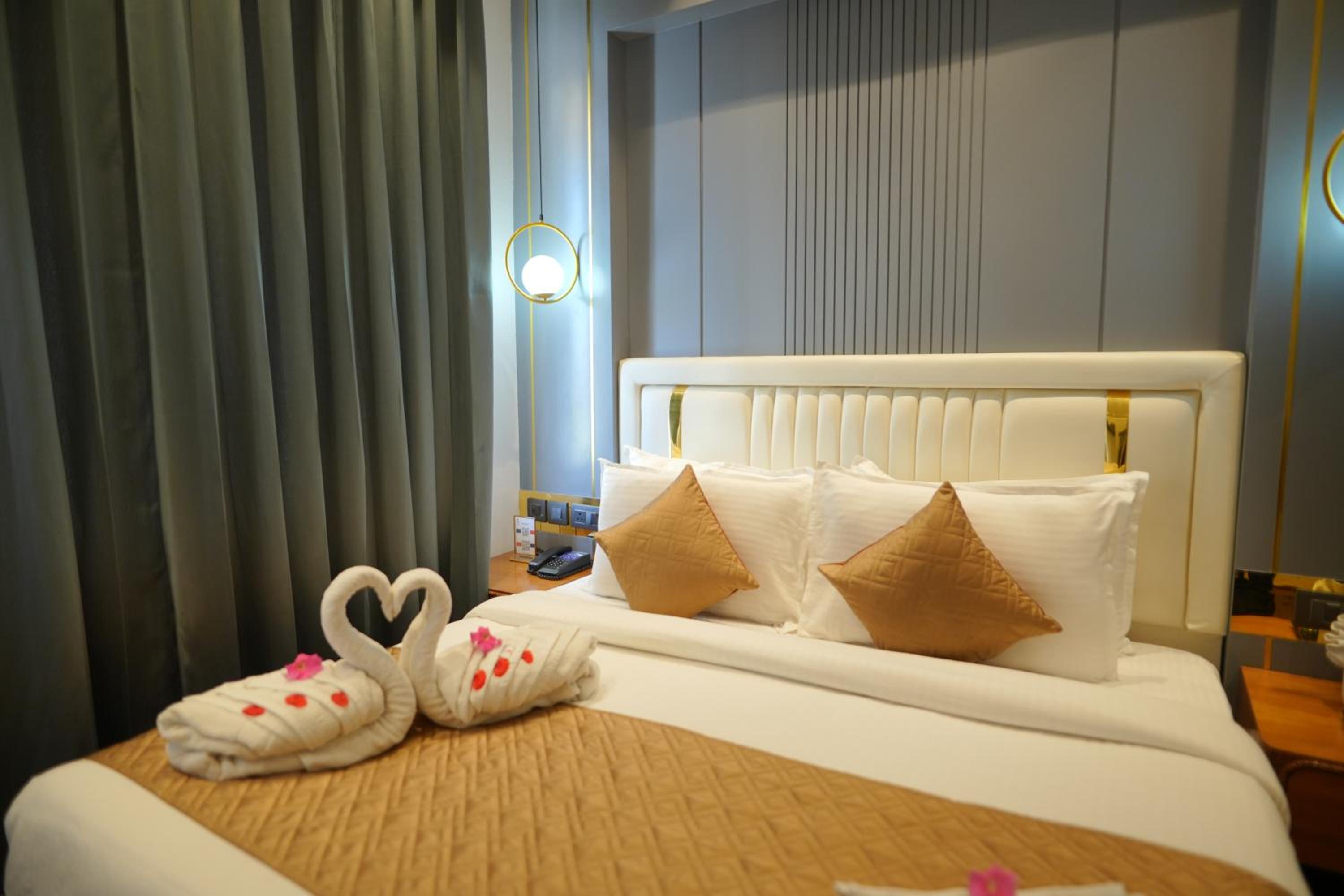 Suite Rooms with Bathtub photo 2