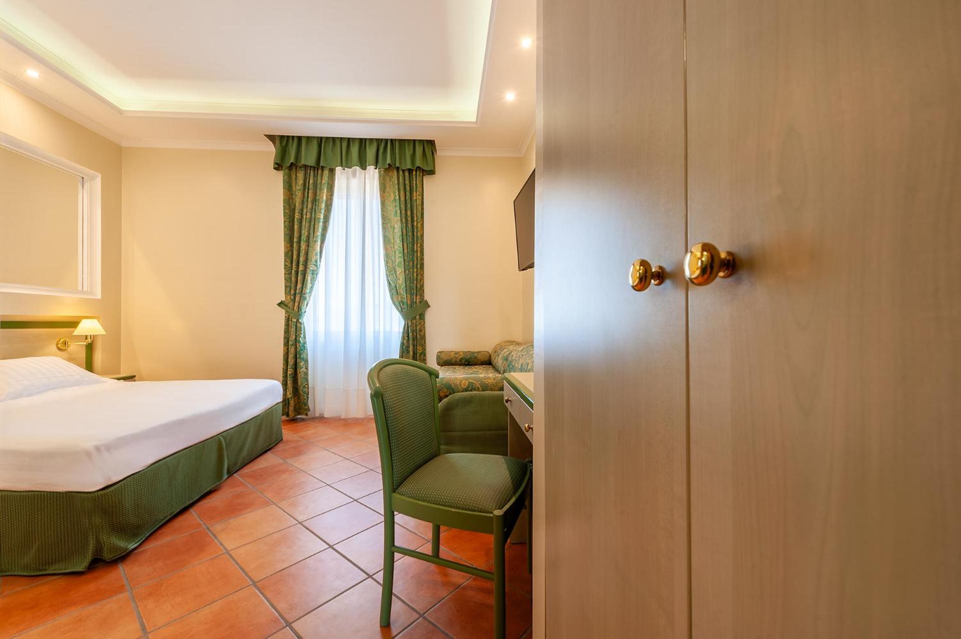 Classic King Room - Photo 8