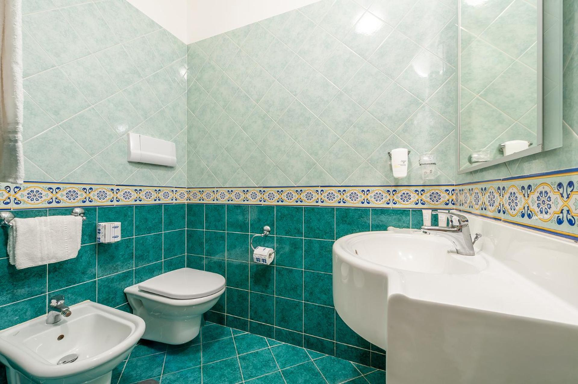 Classic King Room - Photo 5