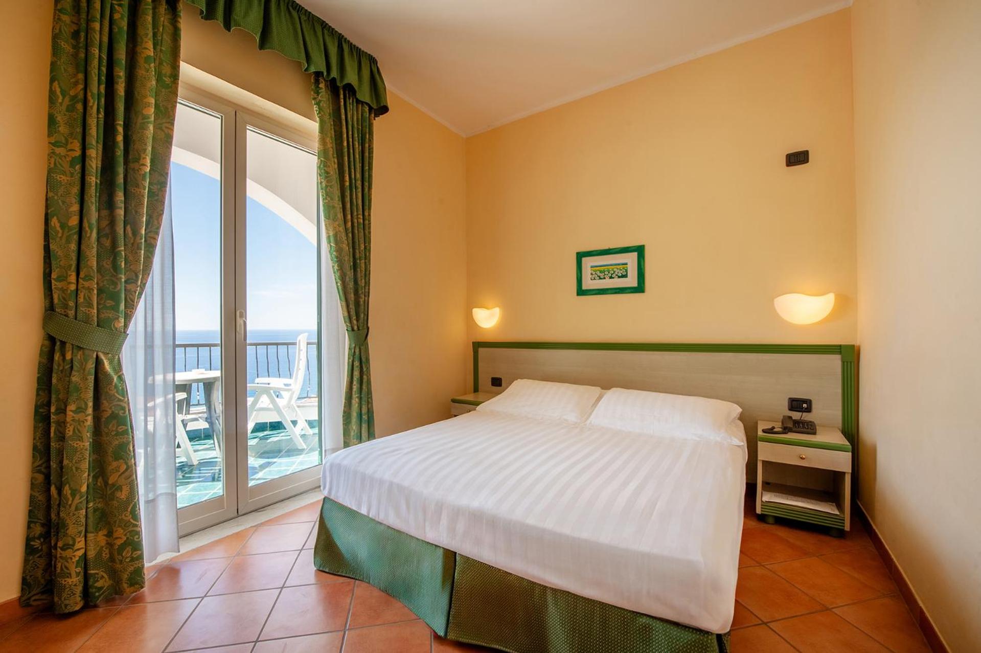 Superior King Room with Sea View - Photo 1