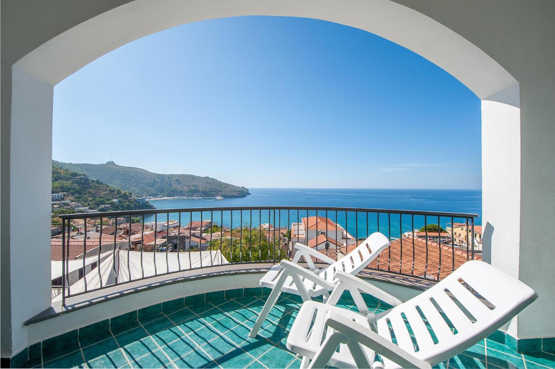 Superior King Room with Sea View - Photo 4
