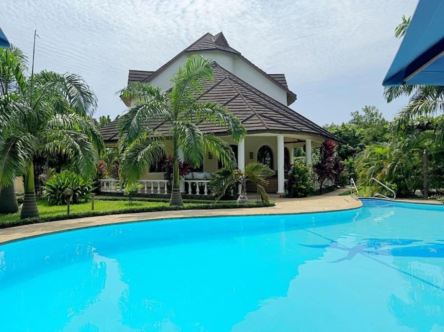 Three-Bedroom Villa photo 3