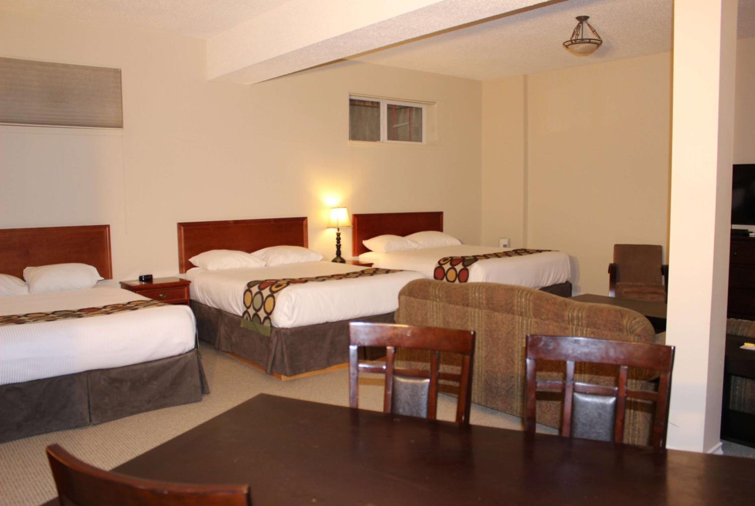 Queen Room with Three Queen Beds - Basement/Non-Smoking - Photo 1
