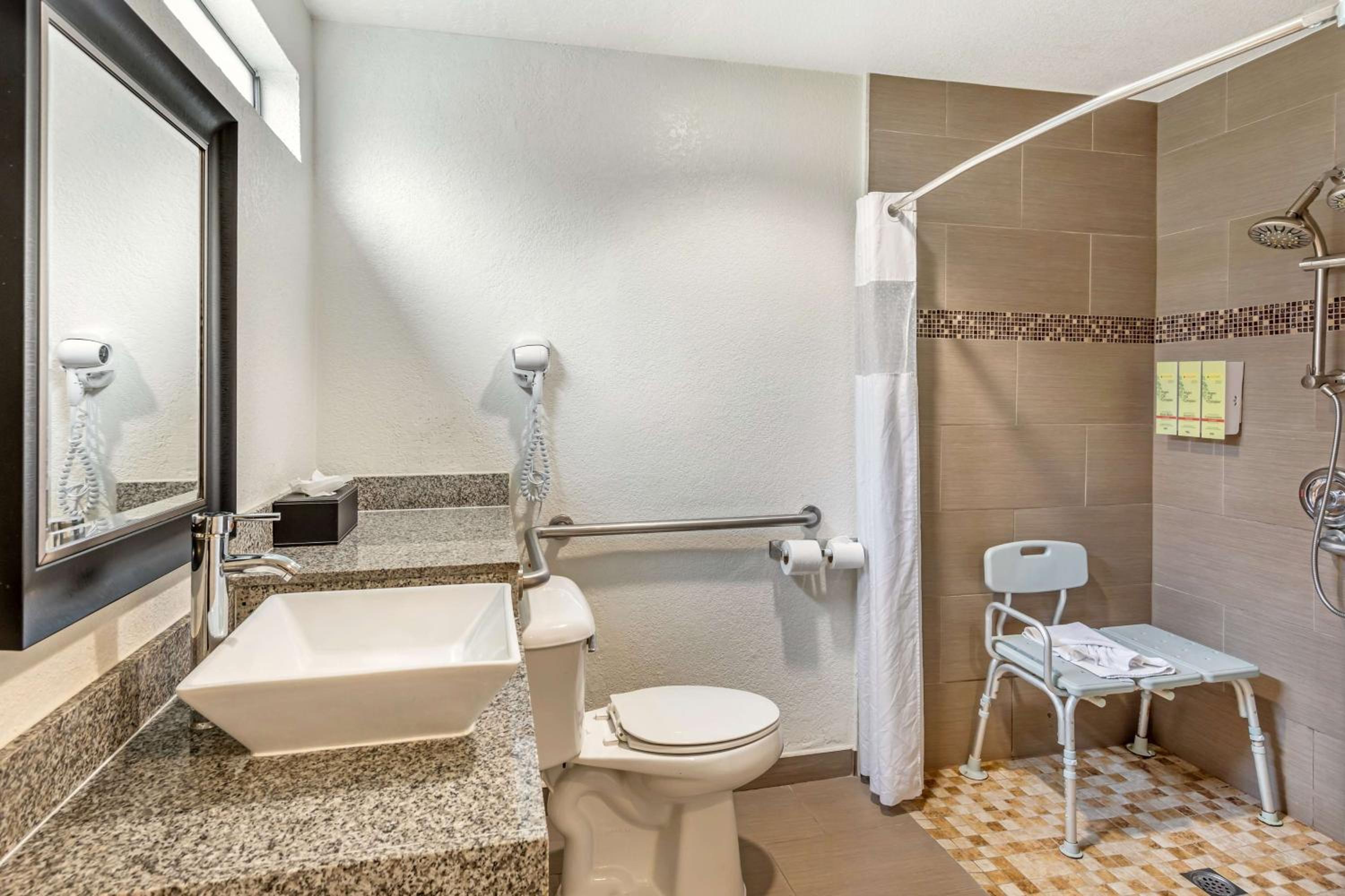 King Room with Roll-in Shower - Disability Access/Non-Smoking - Photo 2