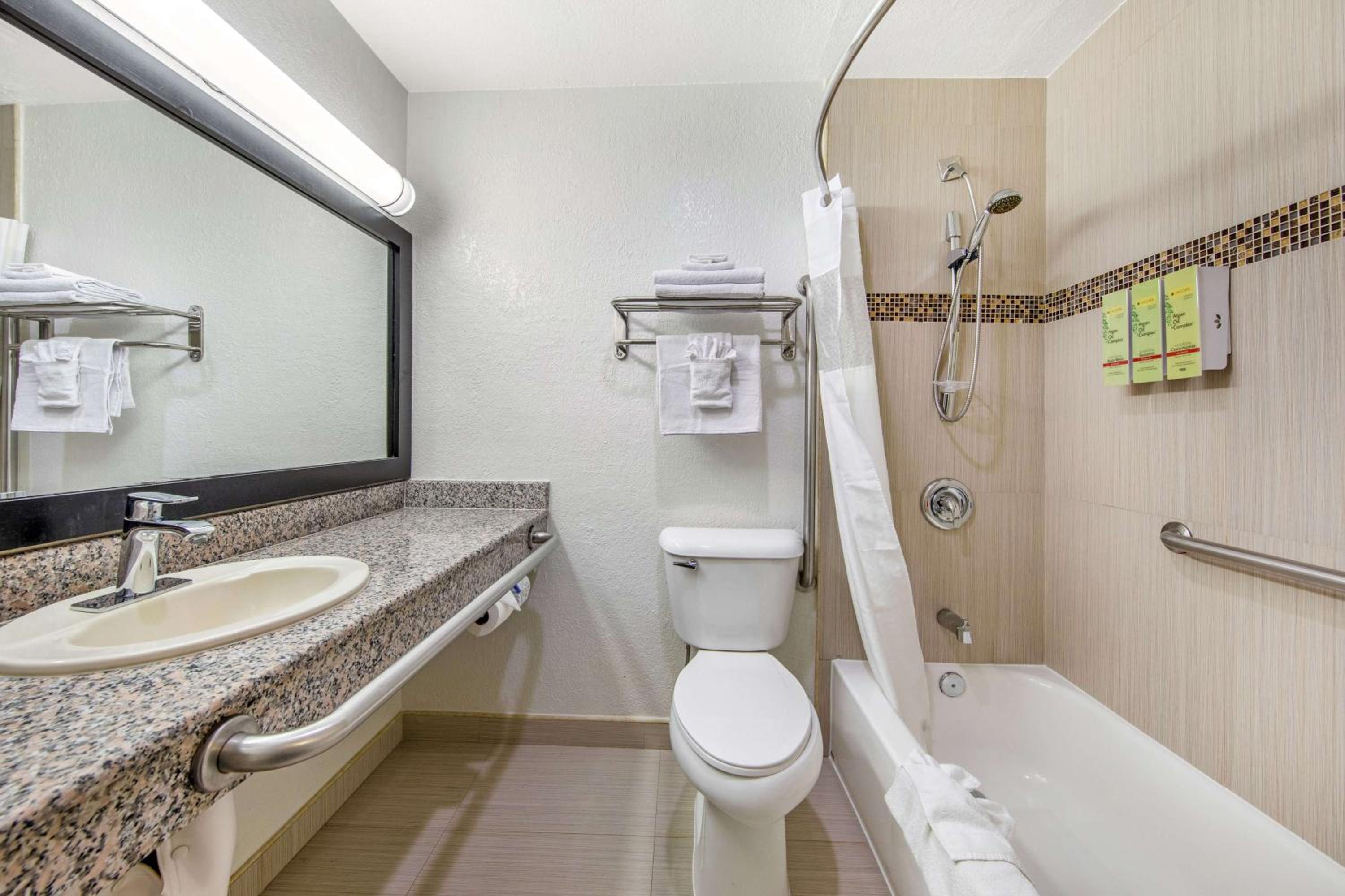 Queen Room with Two Queen Beds and Bath Tub - Disability Access/Non-Smoking