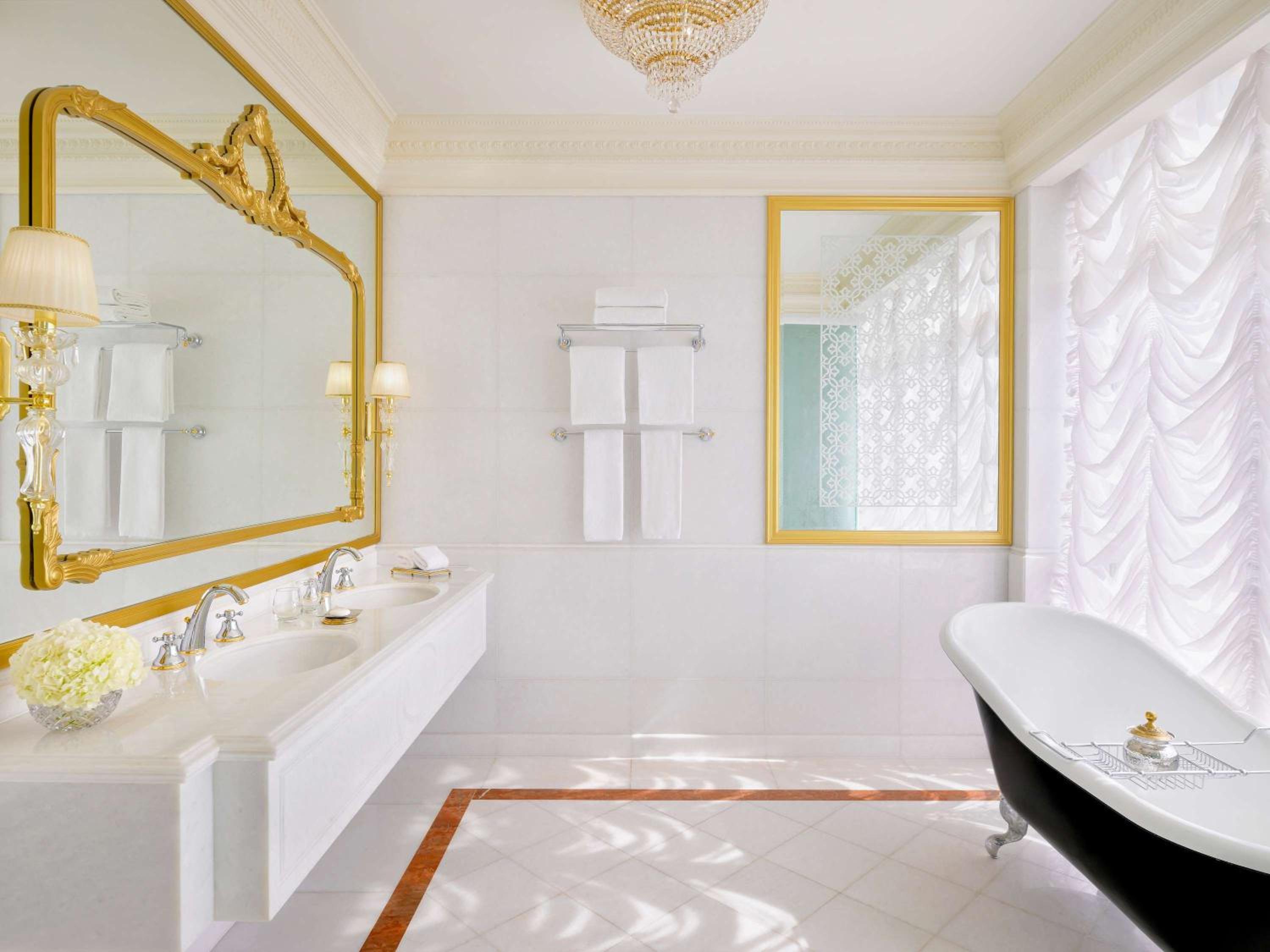 One-Bedroom Premier Suite With Jacuzzi And Lounge Access thumbnail 5