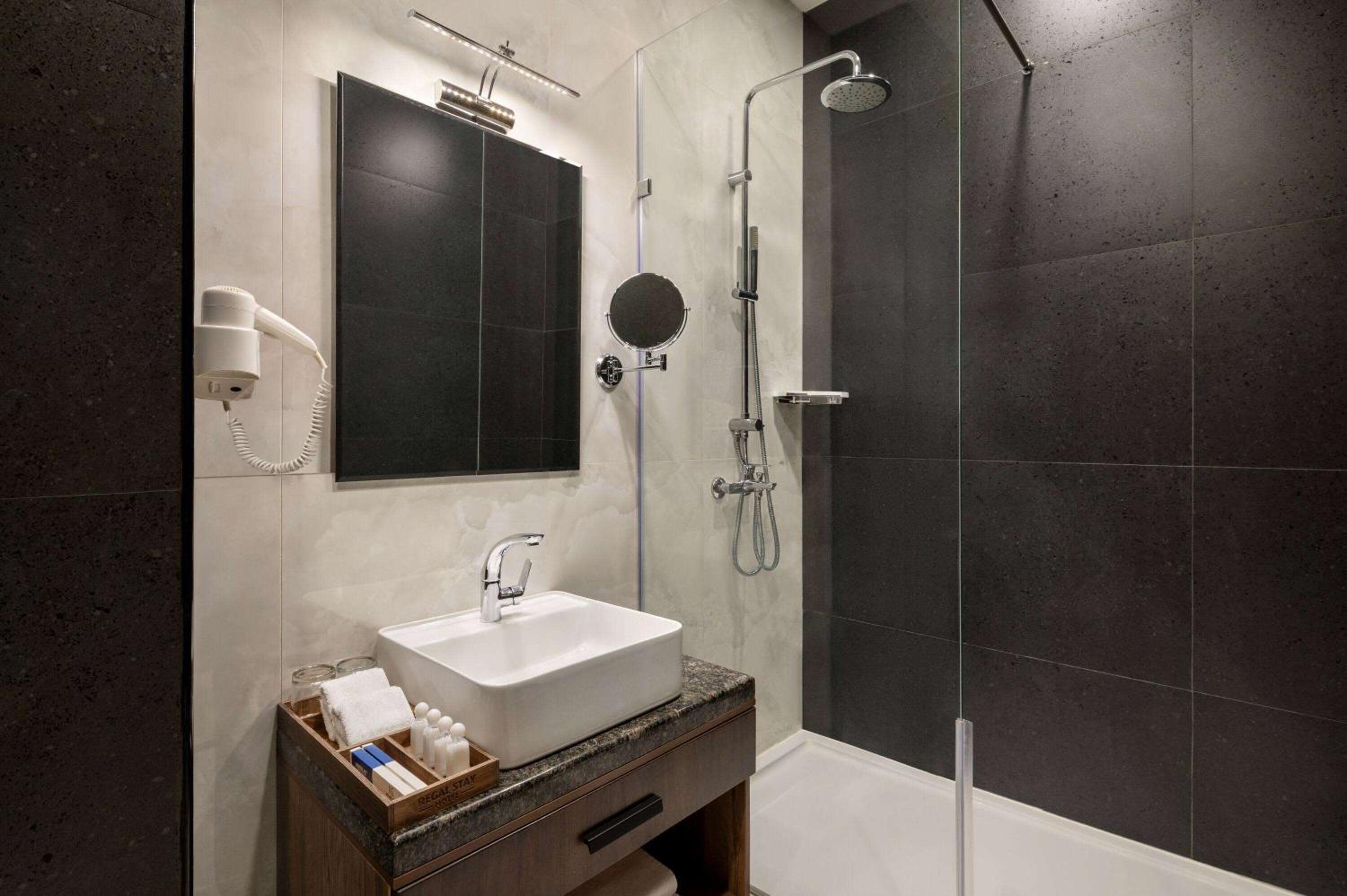 Standard King Room - Photo 2