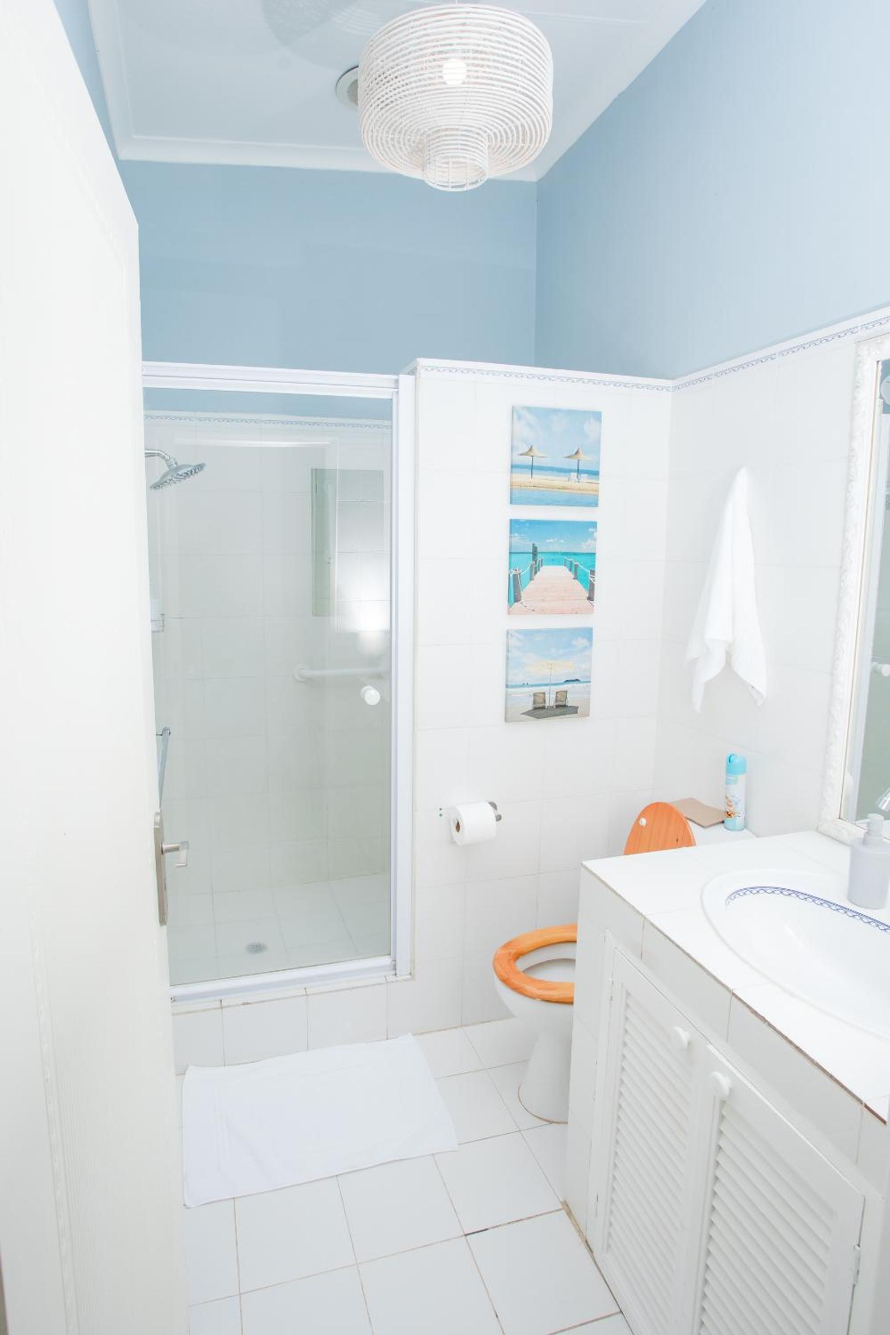 Deluxe Queen Room - Photo 12
