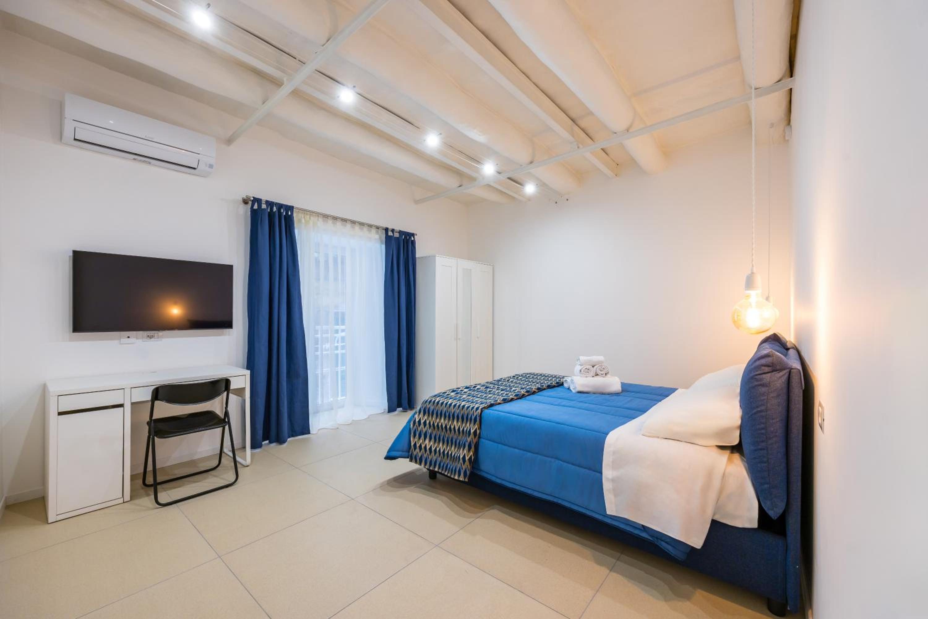 One-Bedroom Deluxe Apartment