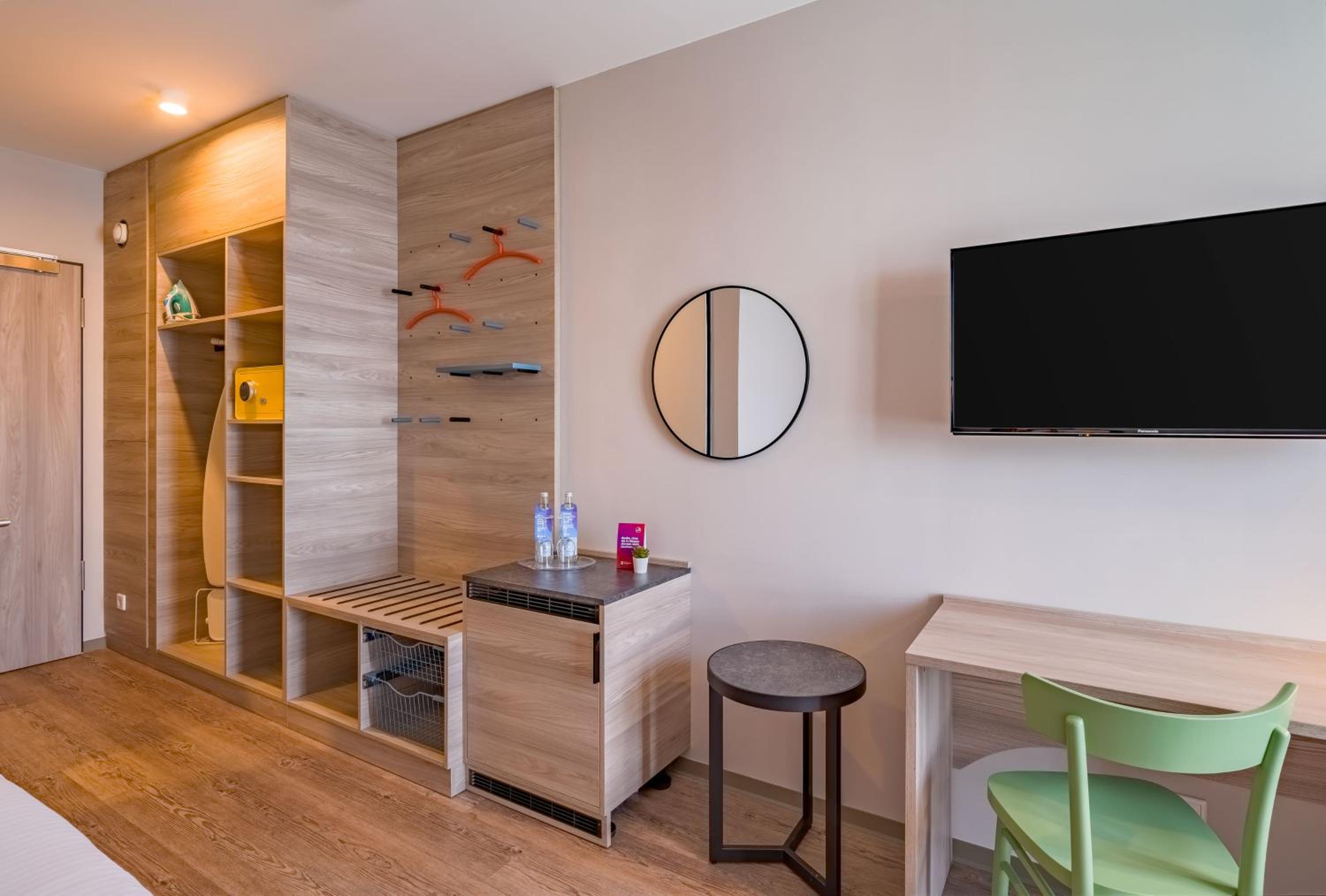 Deluxe Double Room with One Double Bed - Photo 4