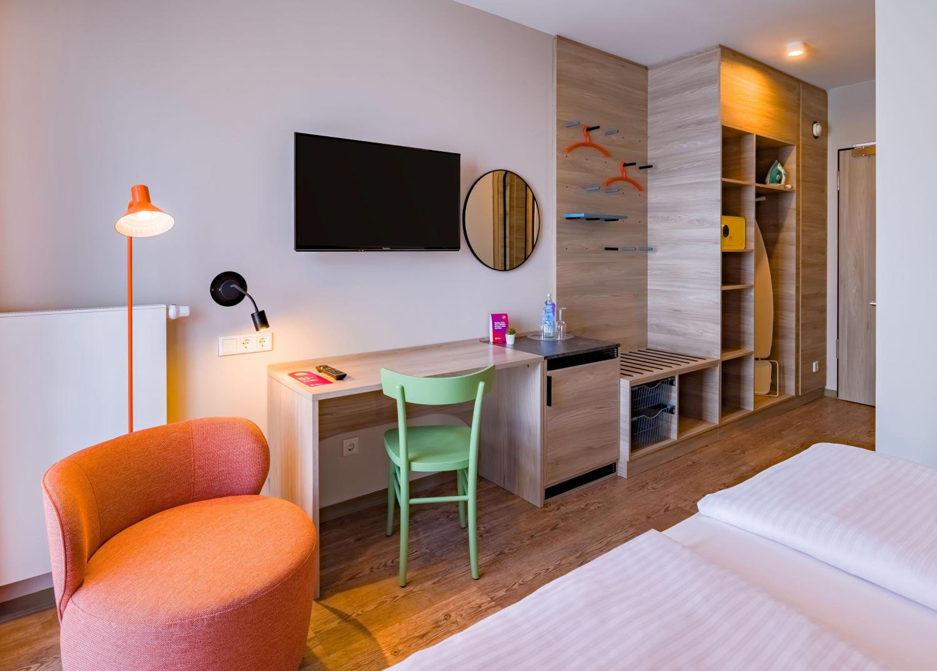 Deluxe Double Room with One Double Bed - Photo 6