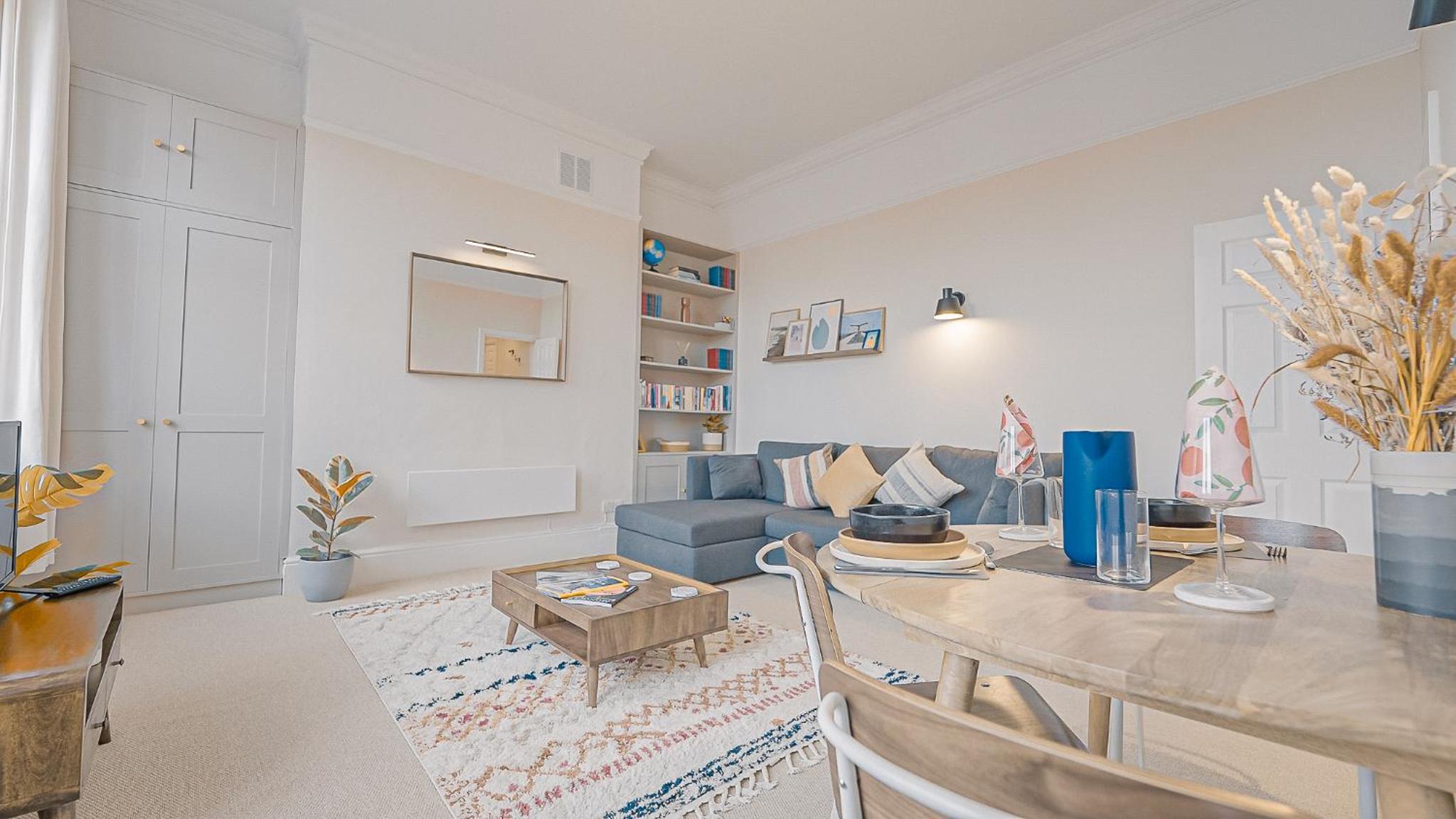 One-Bedroom Apartment photo 1