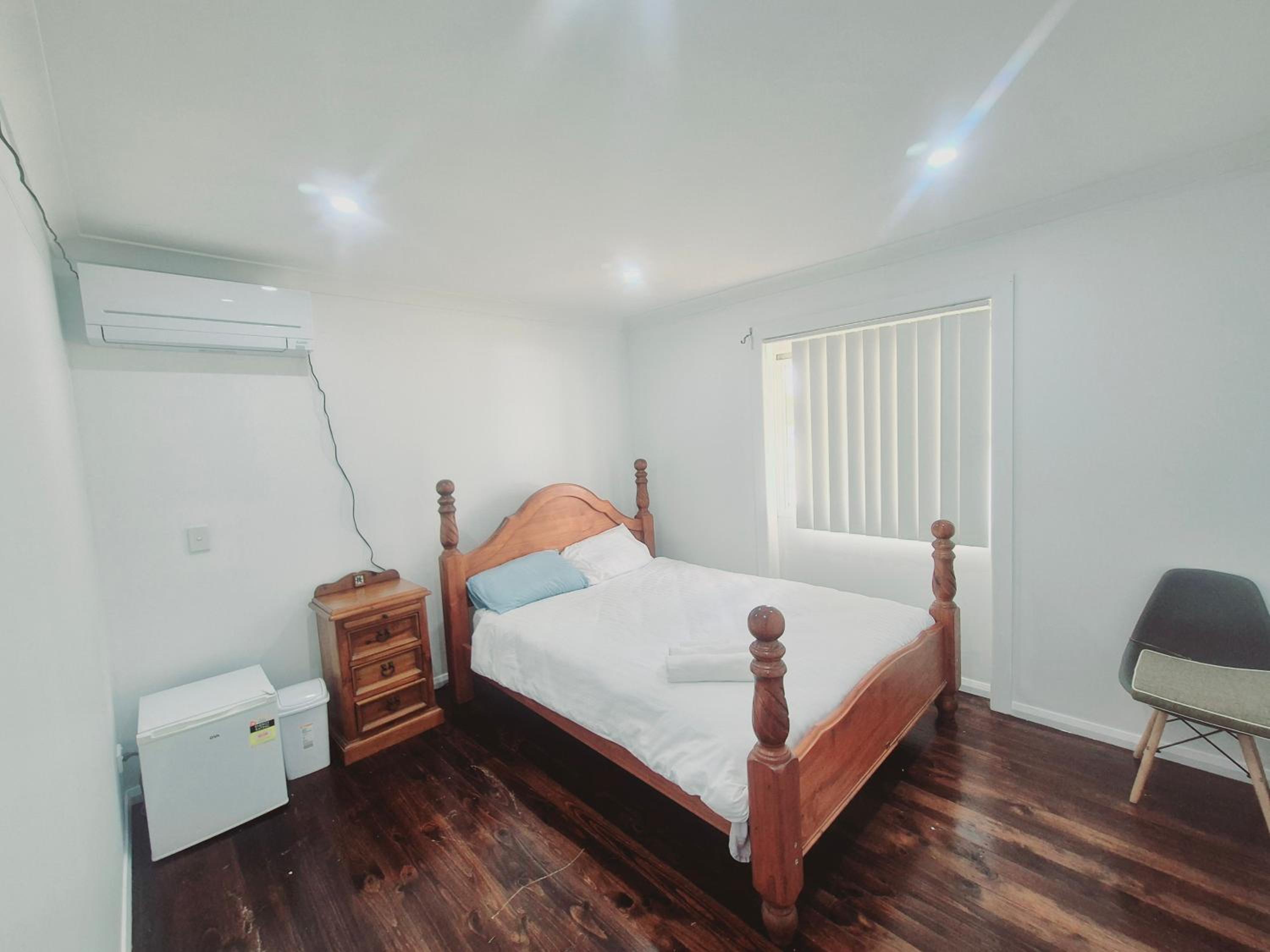 Queen Room with Shared Bathroom photo 3