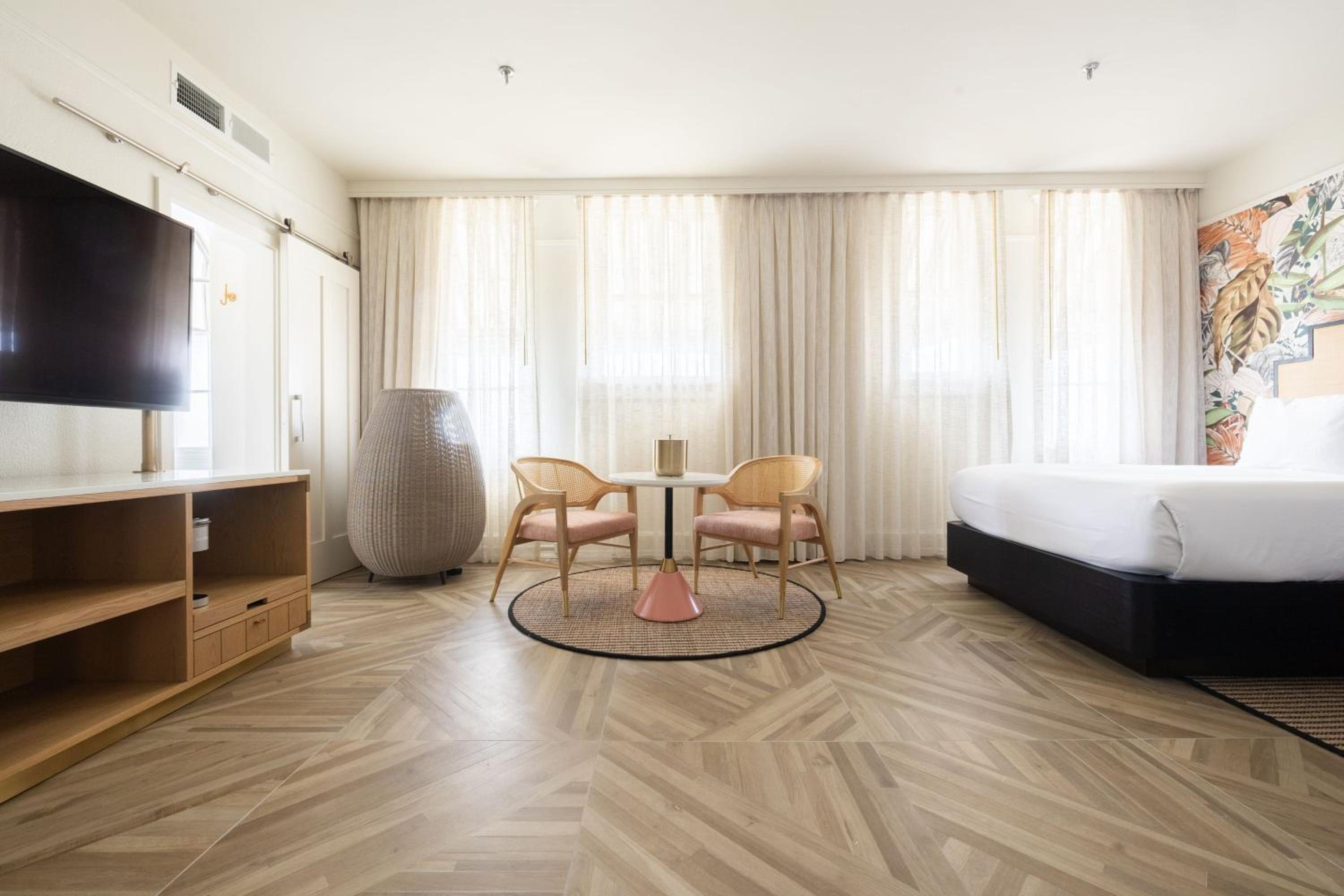 Deluxe King Room - Photo 15