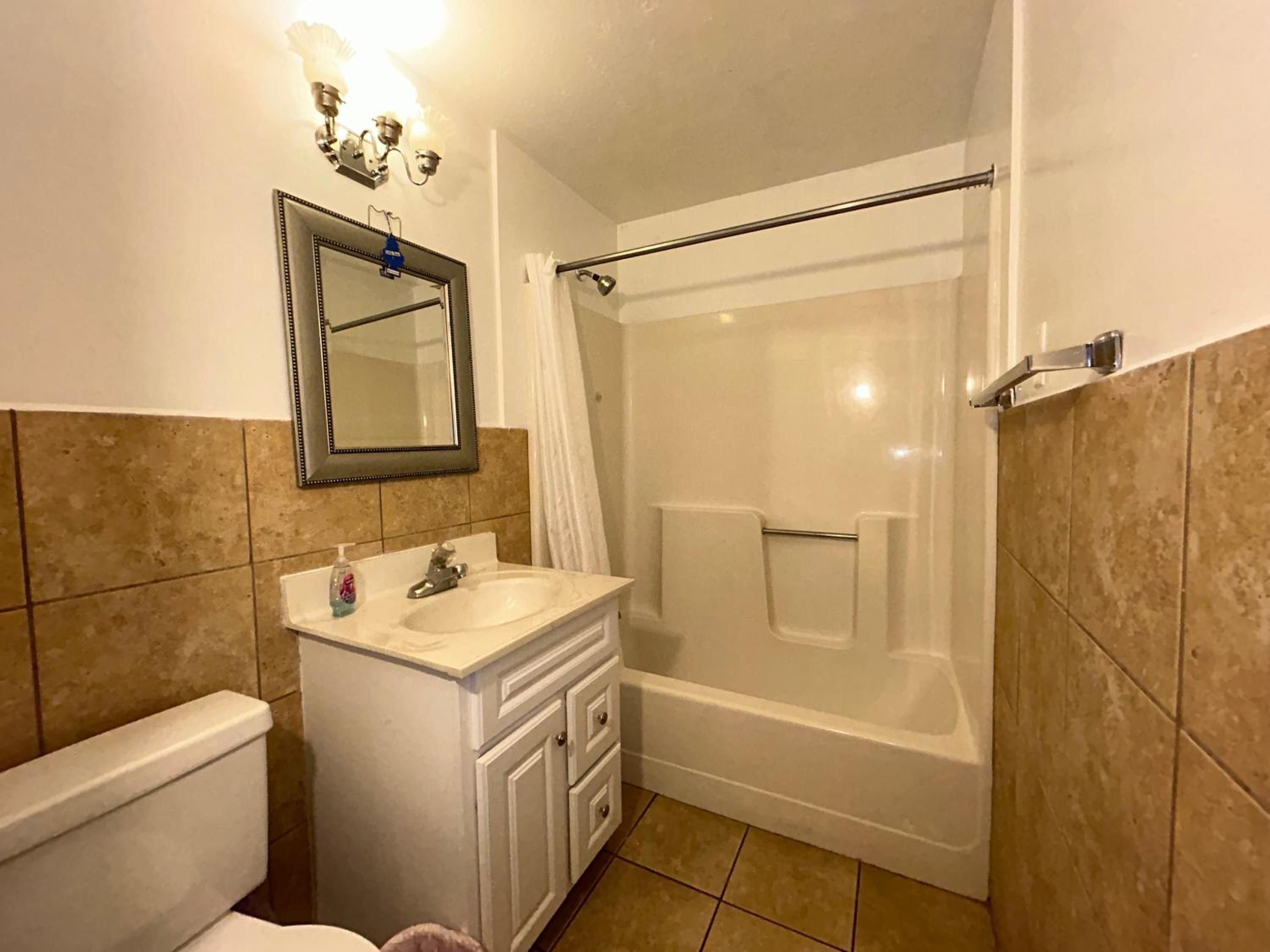 Two bedroom, One Bathroom Apartment, Balcony, City View - Photo 4