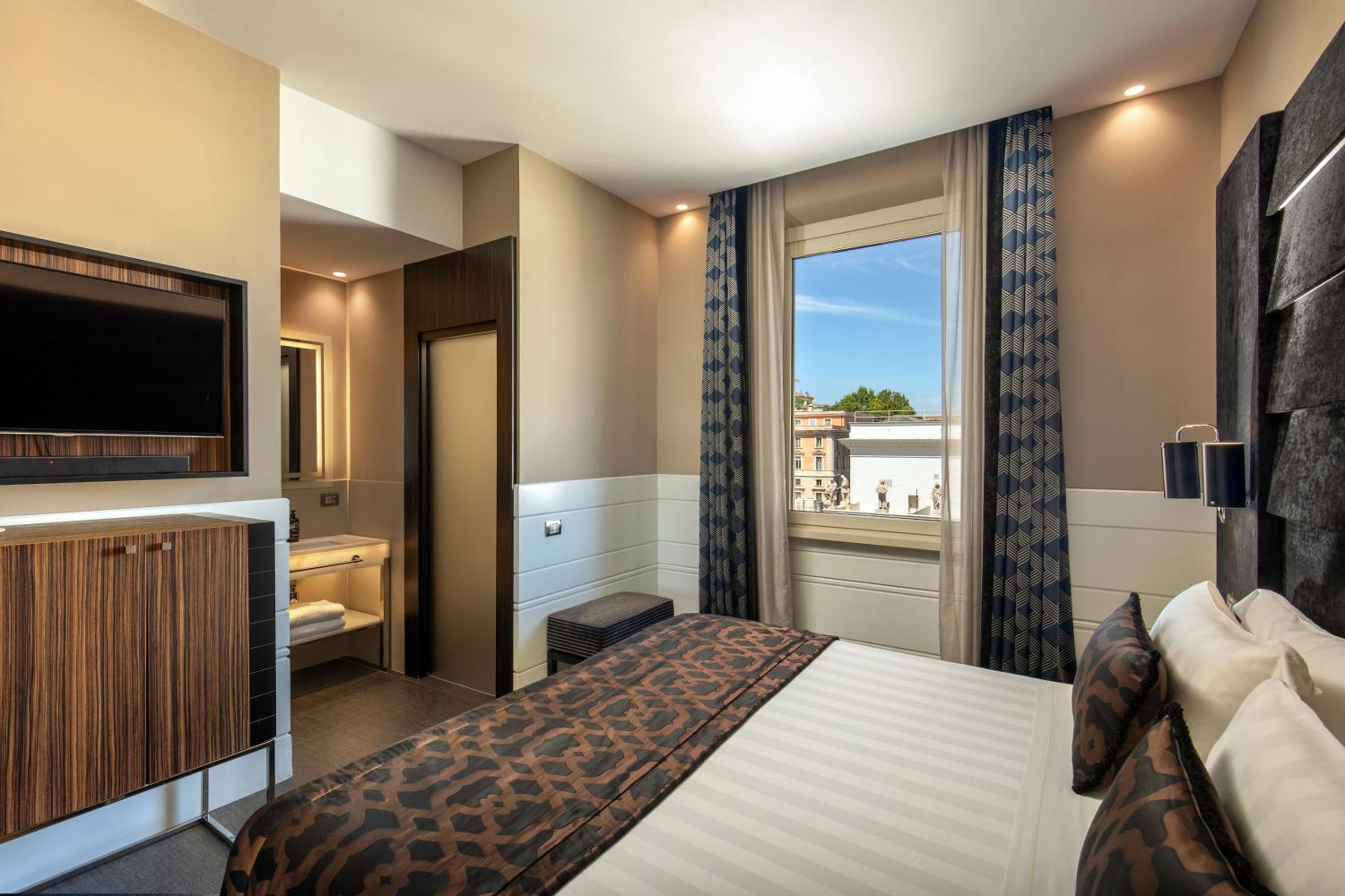 Superior Double or Twin Room thumbnail 5