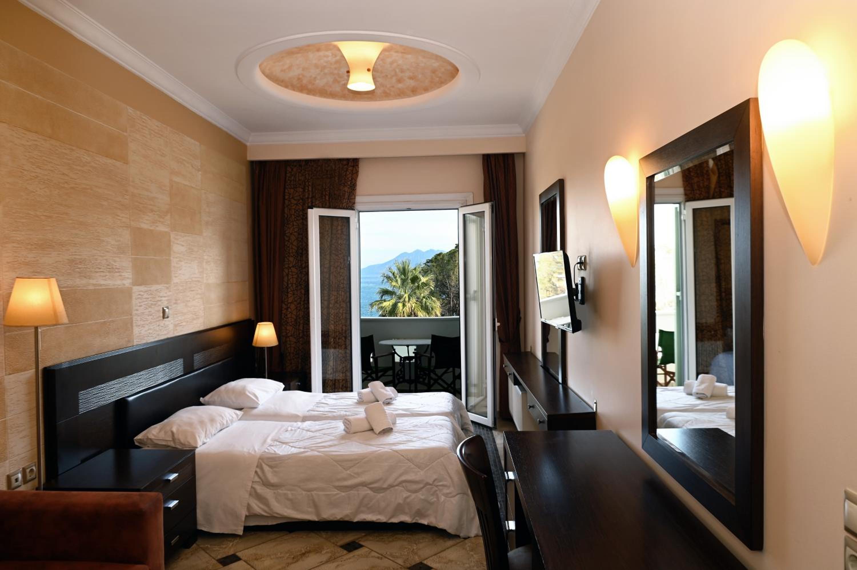 Junior Suite with Balcony - Photo 11