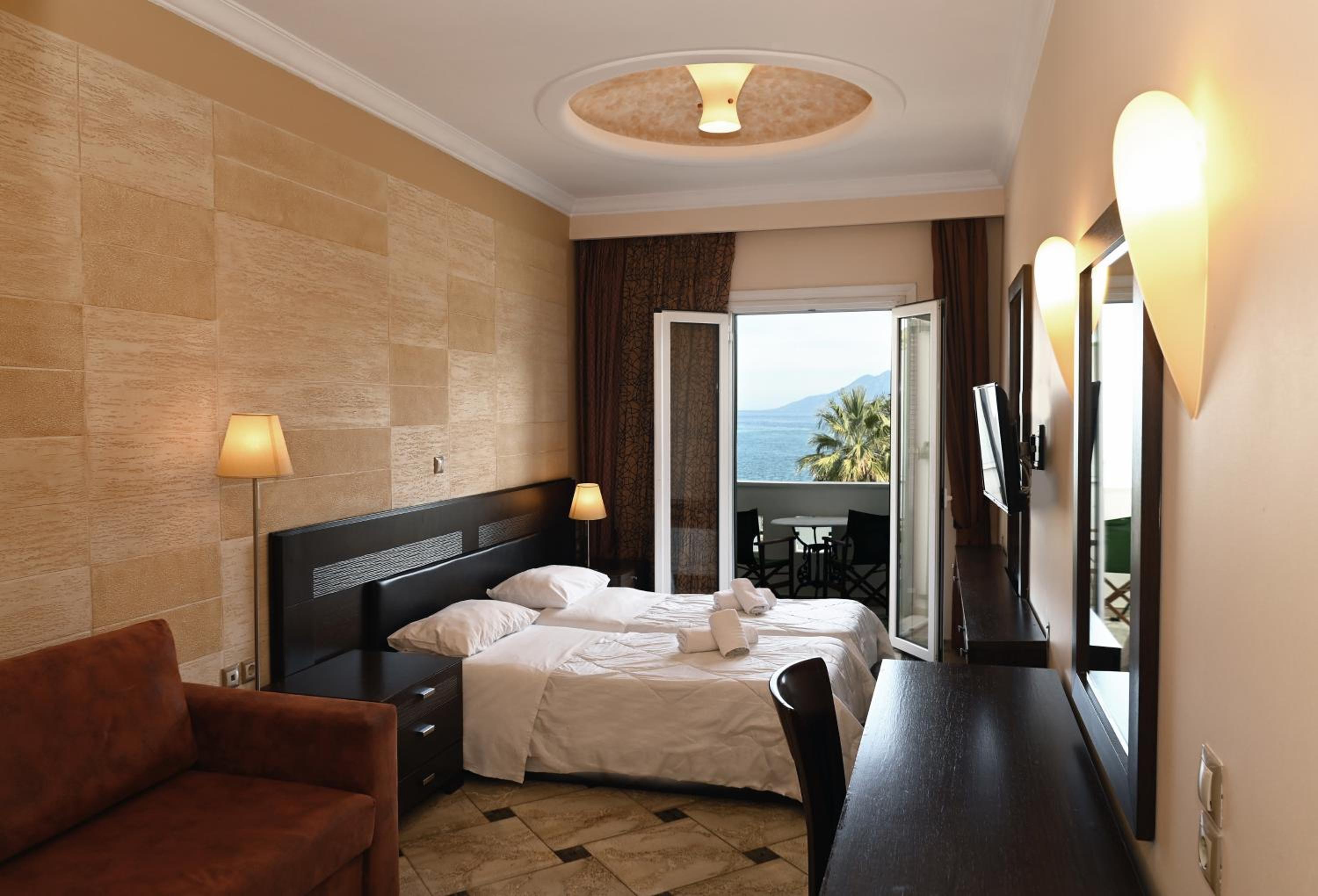Junior Suite with Balcony - Photo 12