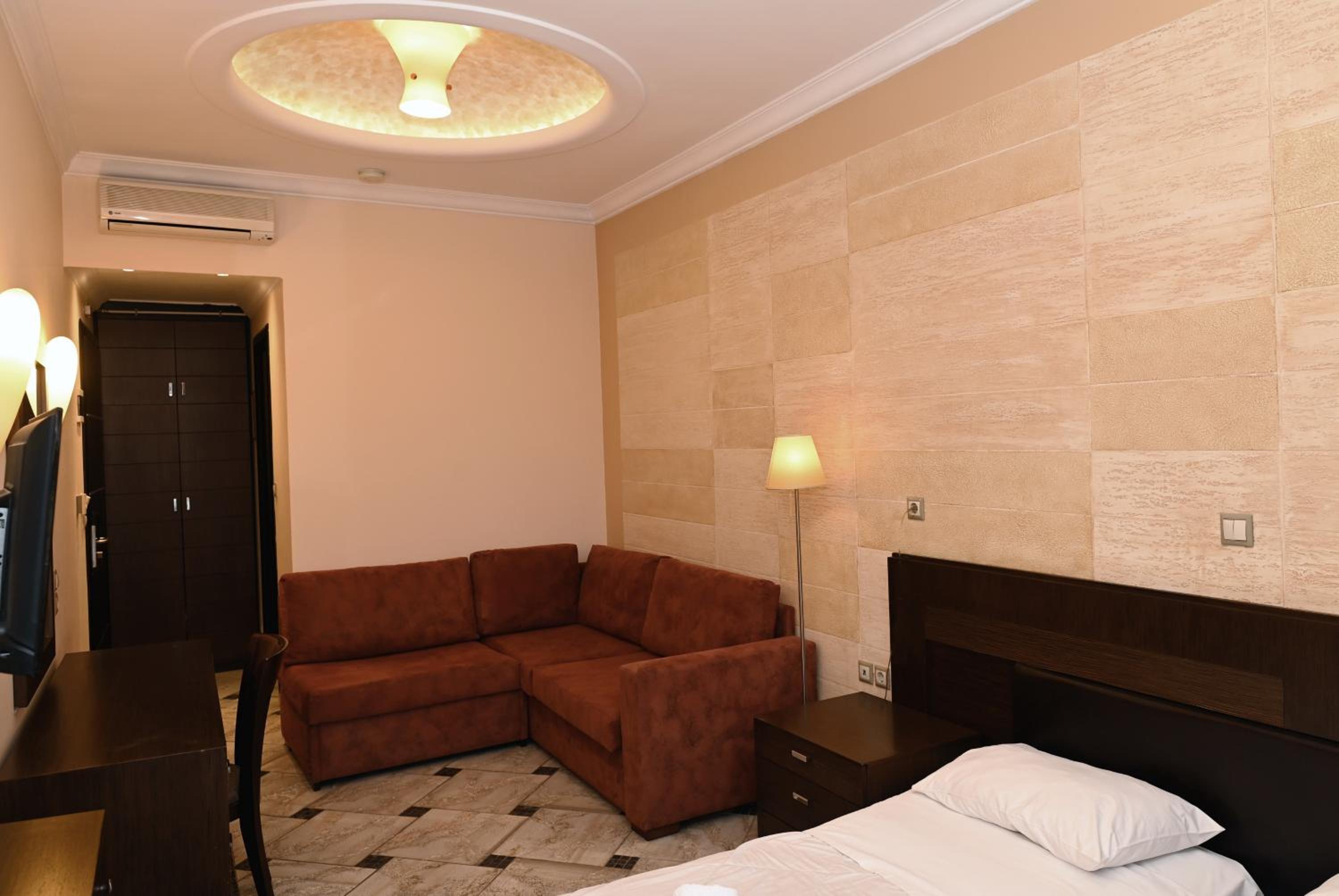 Junior Suite with Balcony - Photo 13
