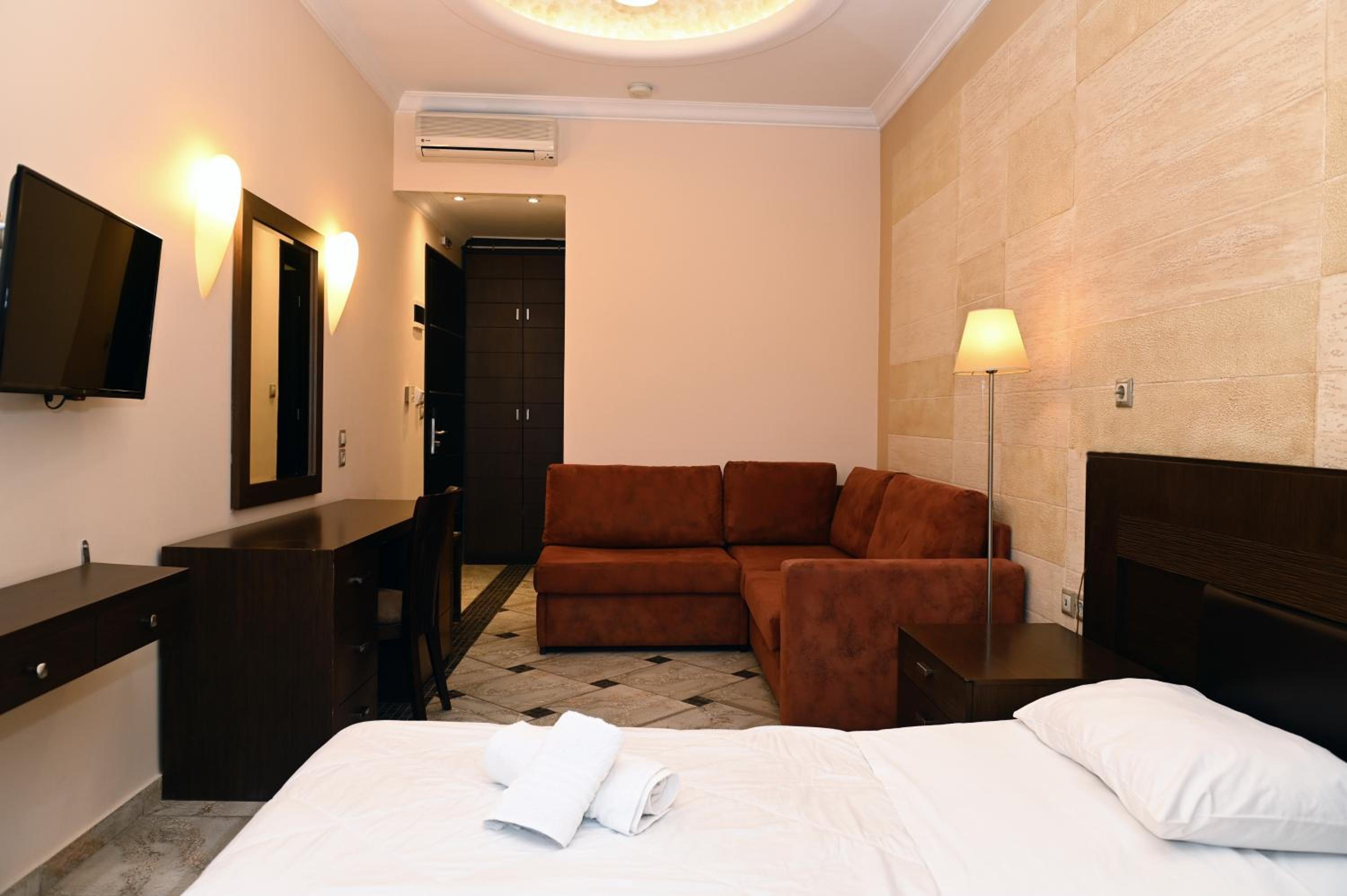 Junior Suite with Balcony - Photo 14