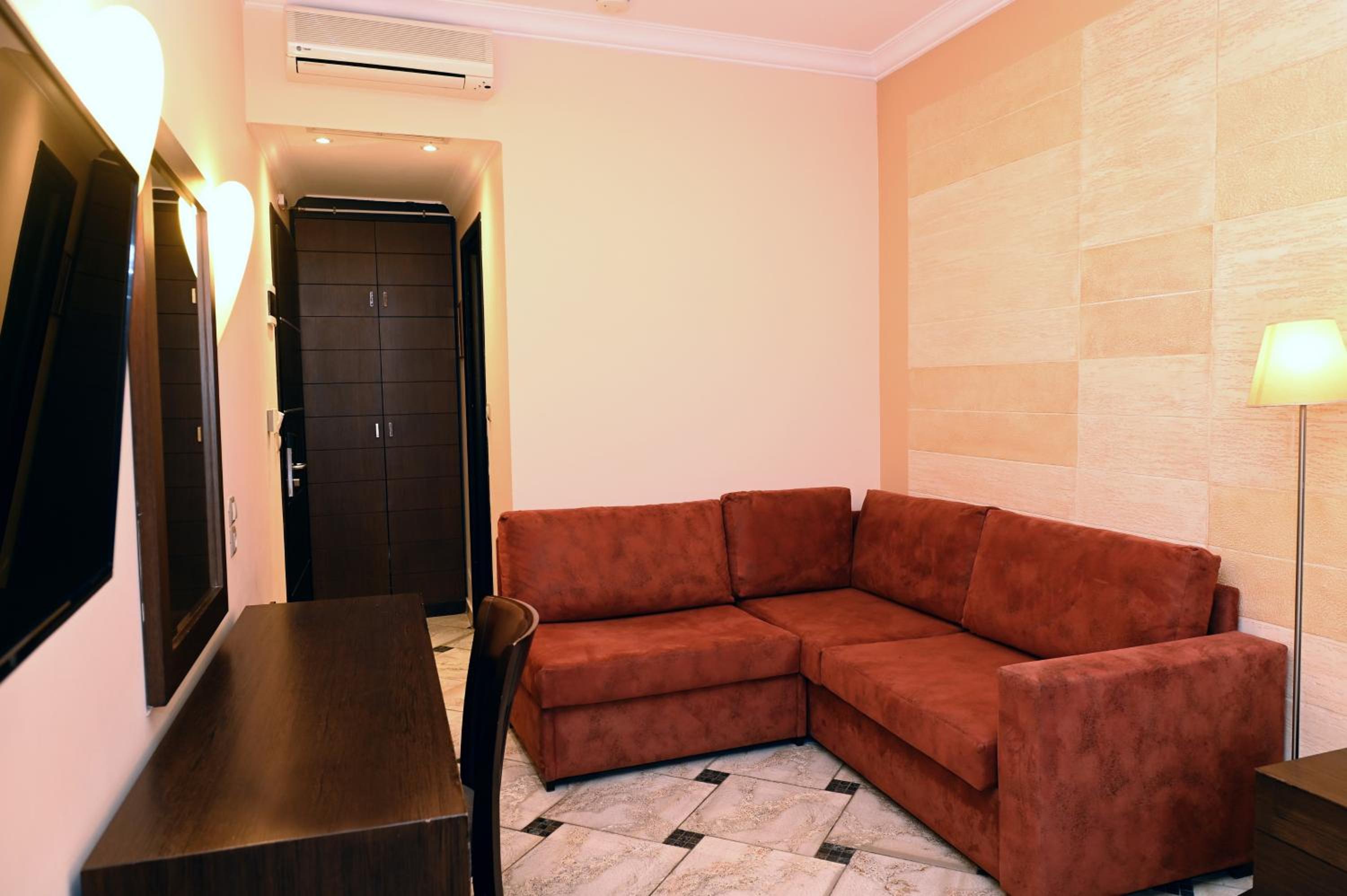 Junior Suite with Balcony - Photo 17