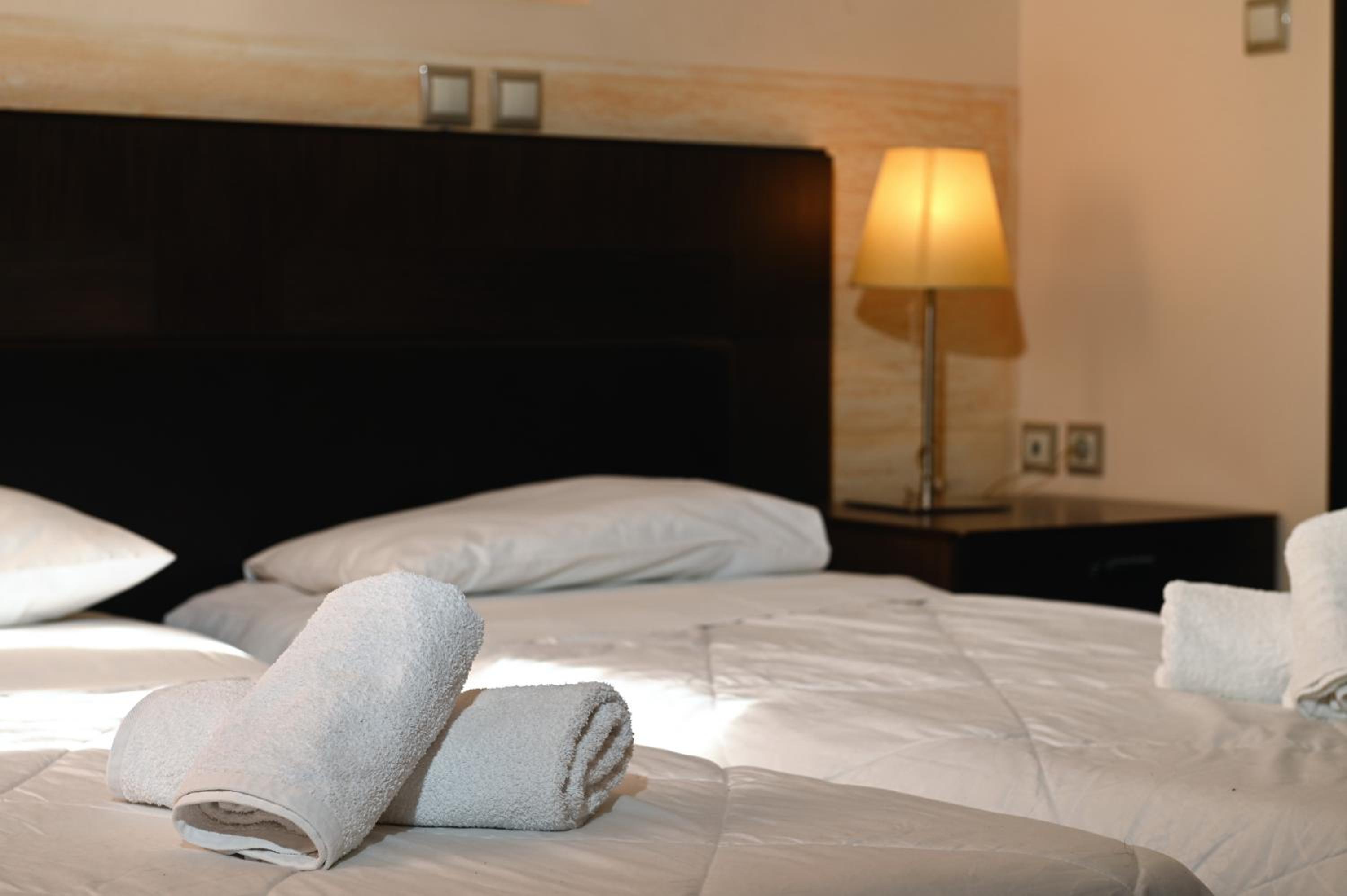 Economy Twin Room - Photo 4