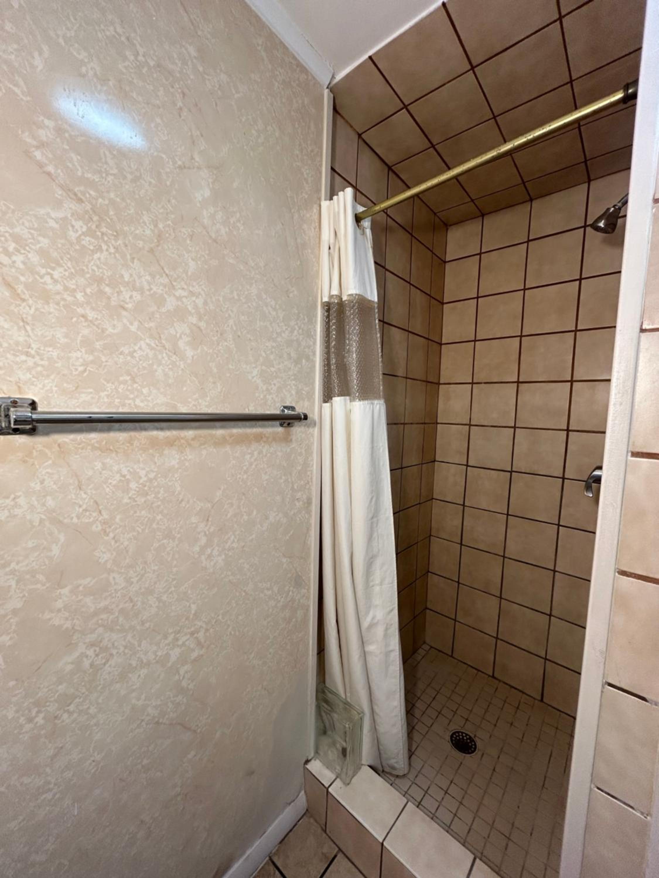 Superior Three Bedroom, Two Bathroom Apartment, City View  - Photo 15