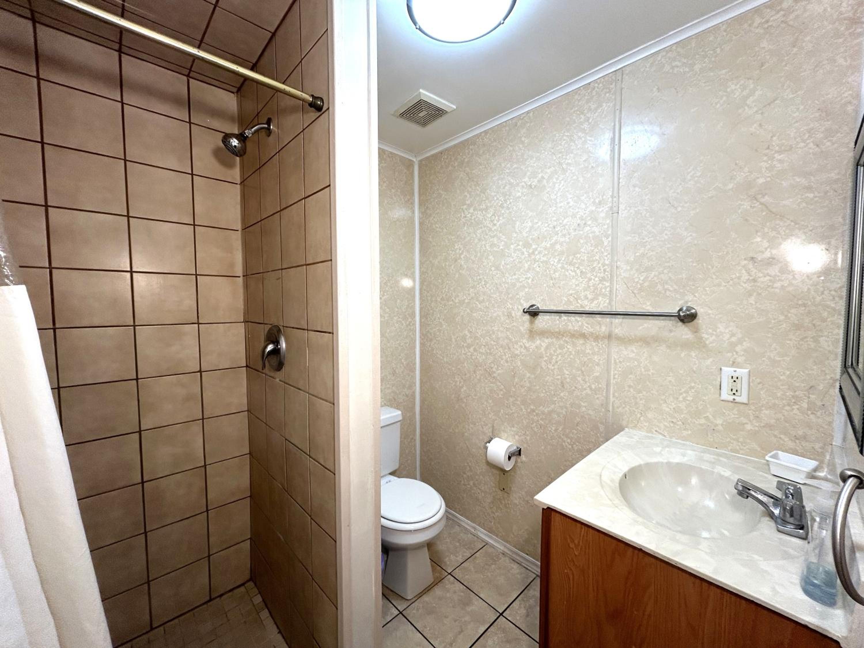 Superior Three Bedroom, Two Bathroom Apartment, City View  - Photo 9