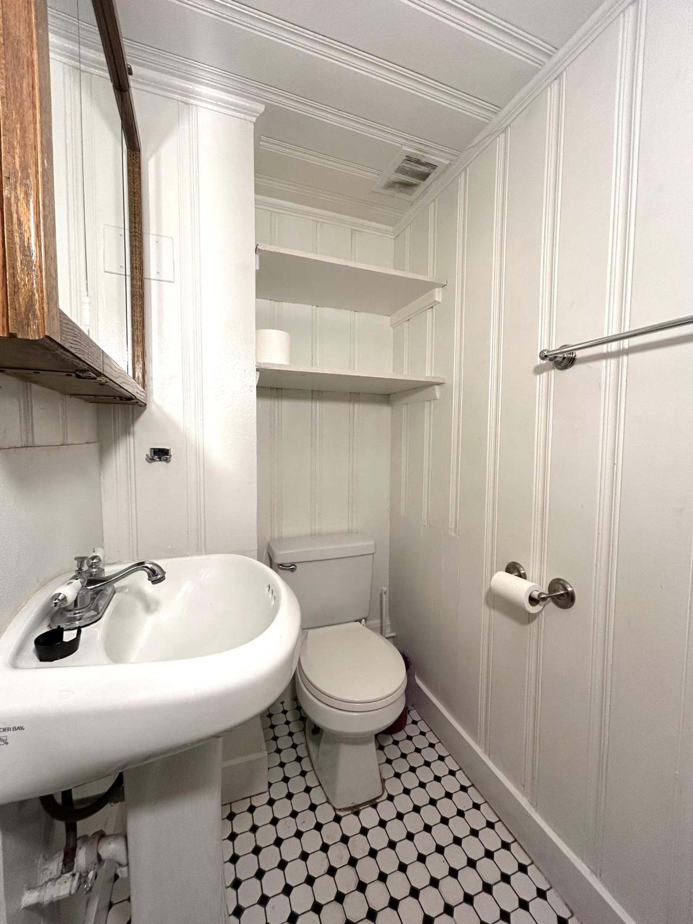 Two Bedroom, One Bathroom Apartment, Ground Floor - Photo 8