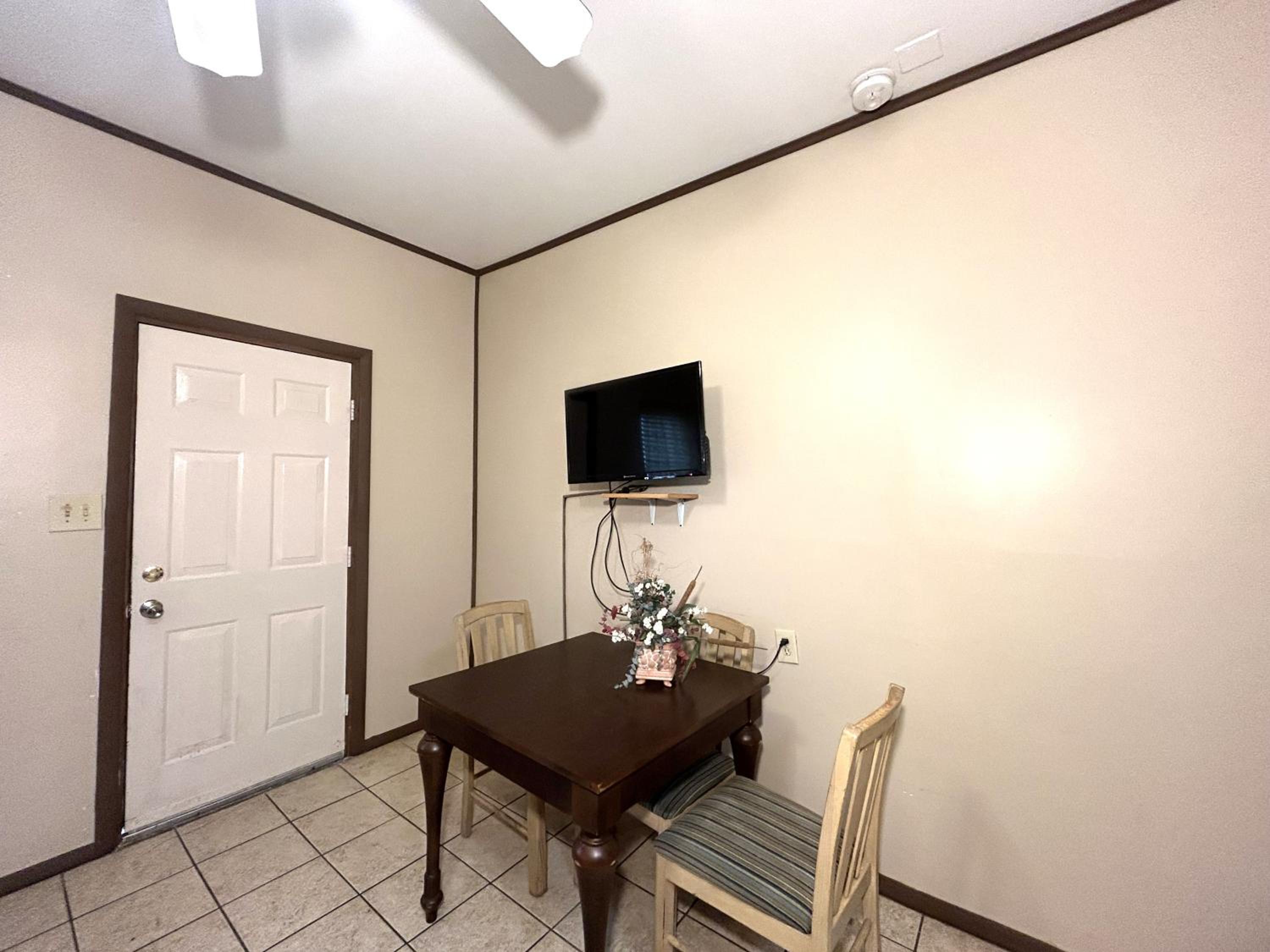 Two Bedroom, One Bathroom Apartment, Ground Floor - Photo 4