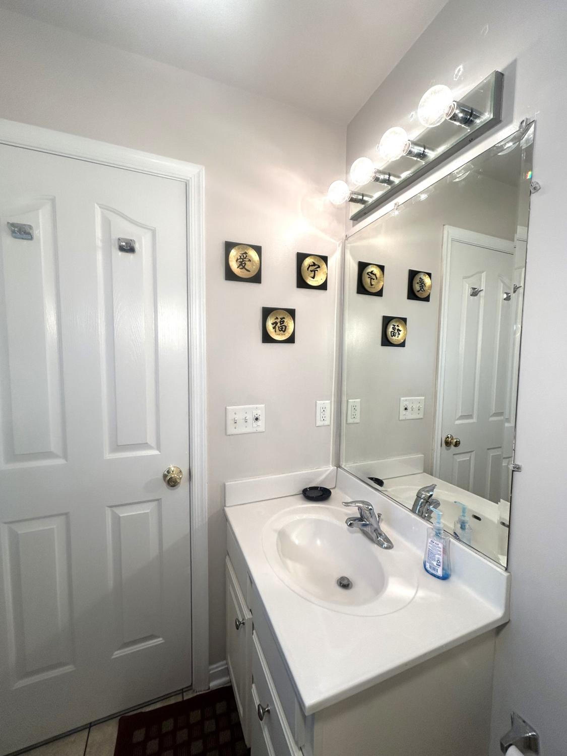 Three Bedroom Three Bathroom Apartment, NO PETS ALLOWED - Photo 7