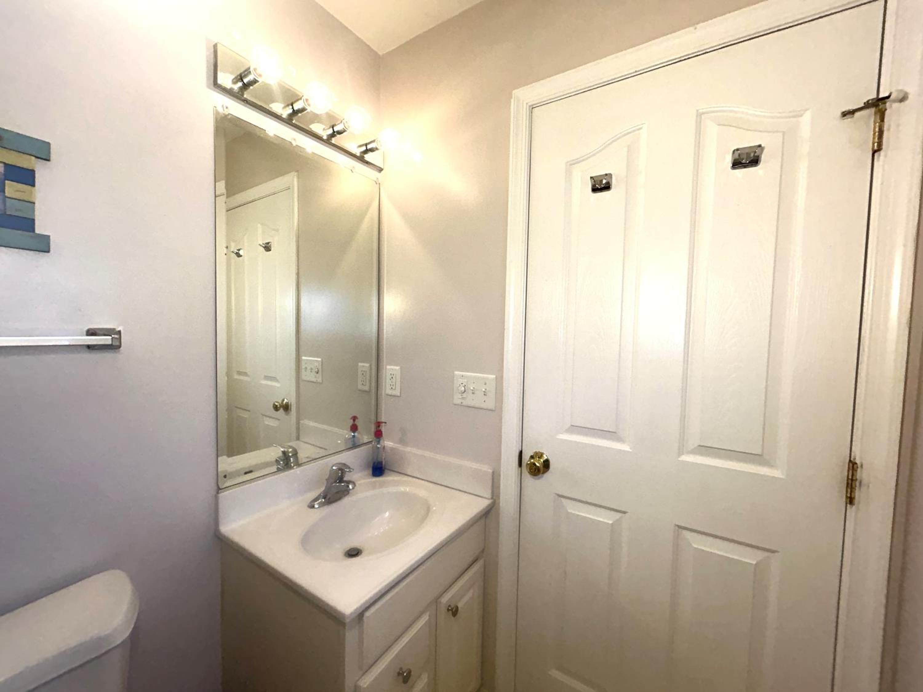 Three Bedroom Three Bathroom Apartment, NO PETS ALLOWED - Photo 12