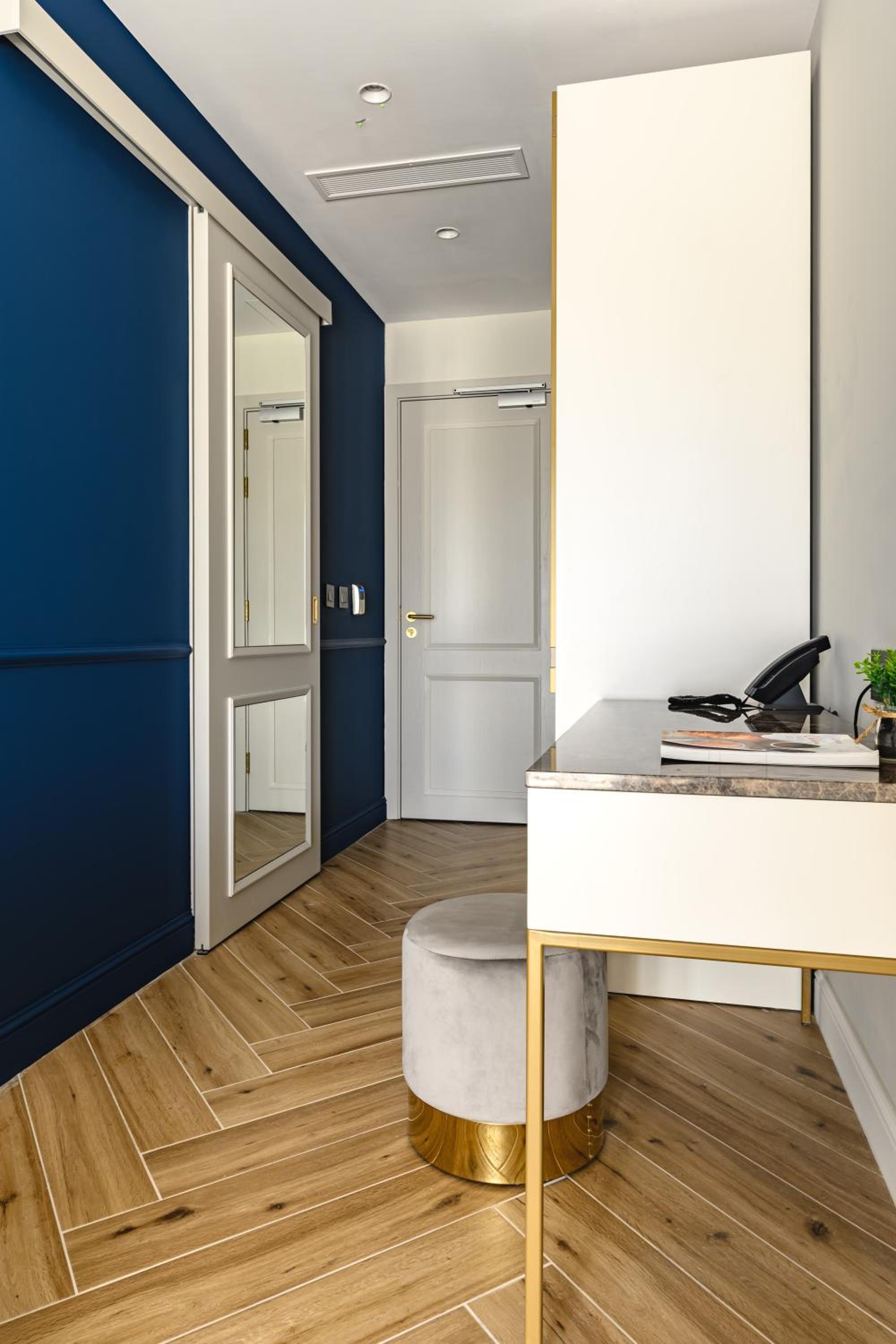 Deluxe King Room - Photo 8