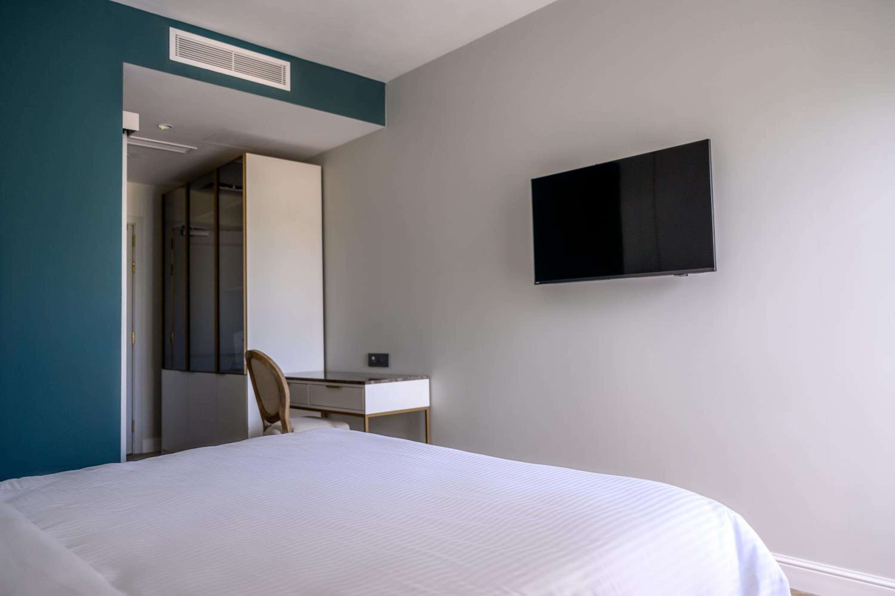 Deluxe King Room - Photo 7
