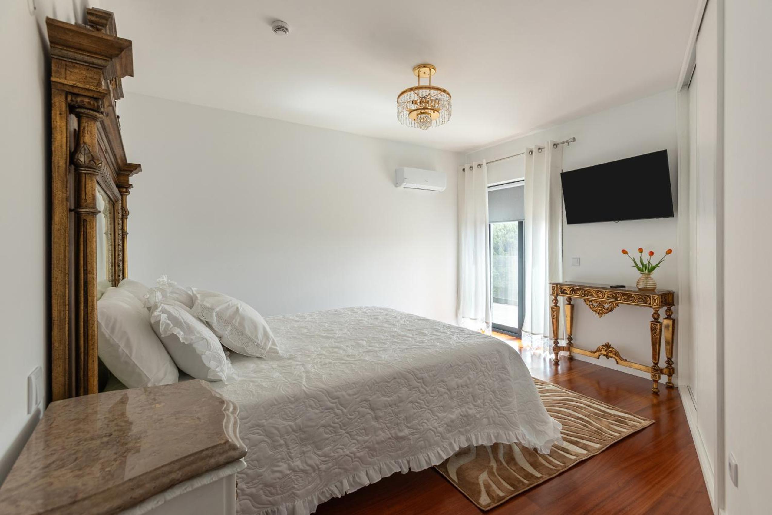 Four-Bedroom House photo 3