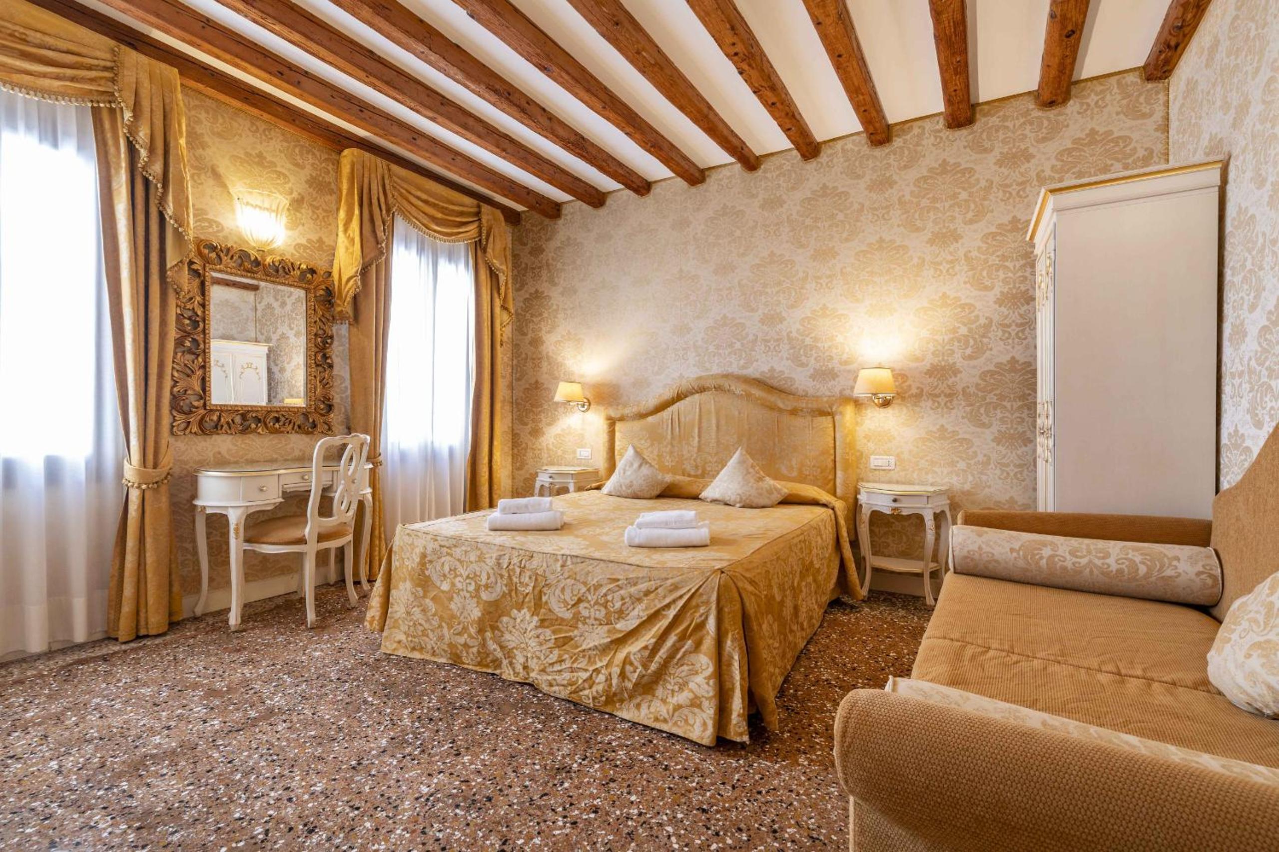 Deluxe Double Room with Shower photo 1