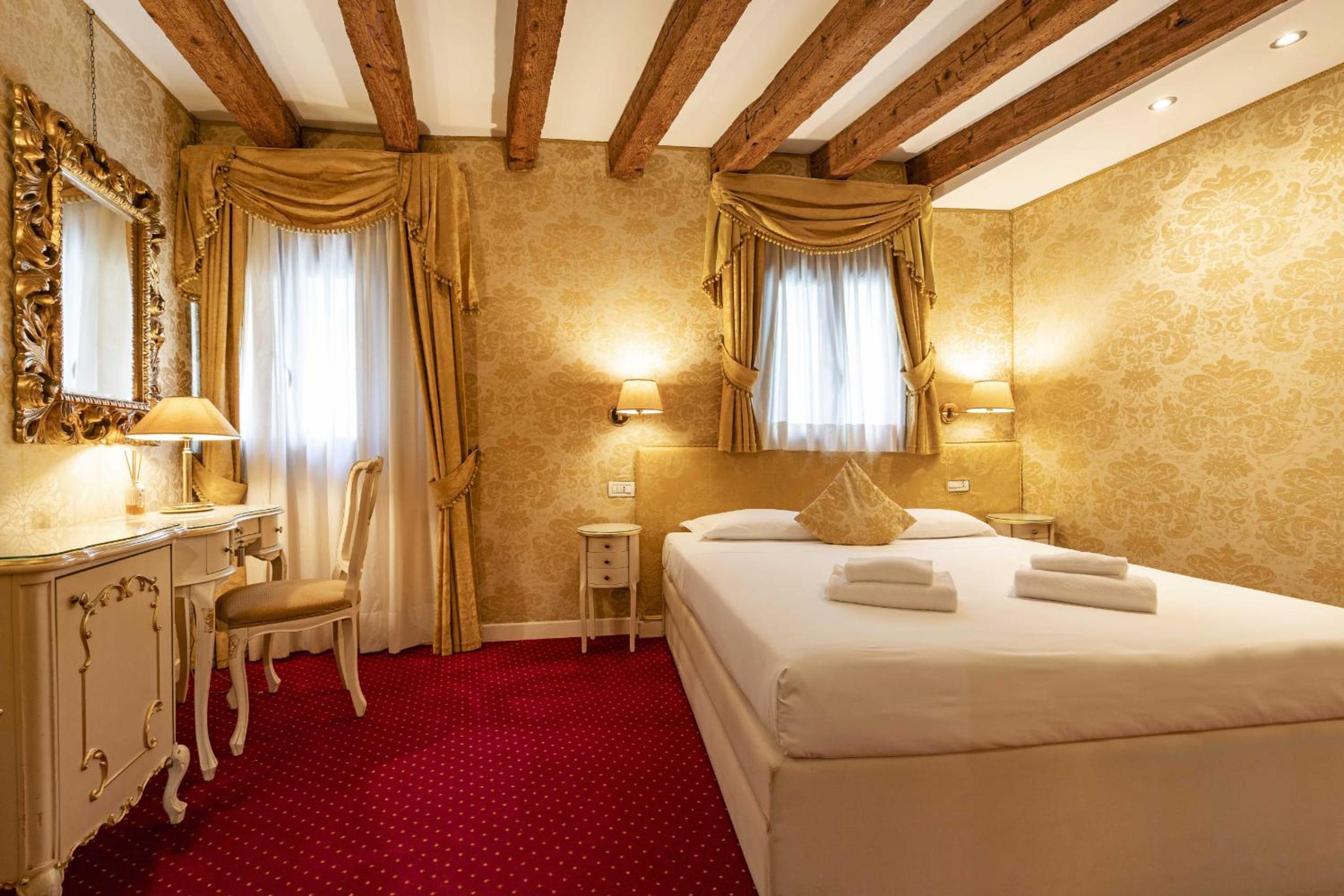 Deluxe Queen Room photo 3