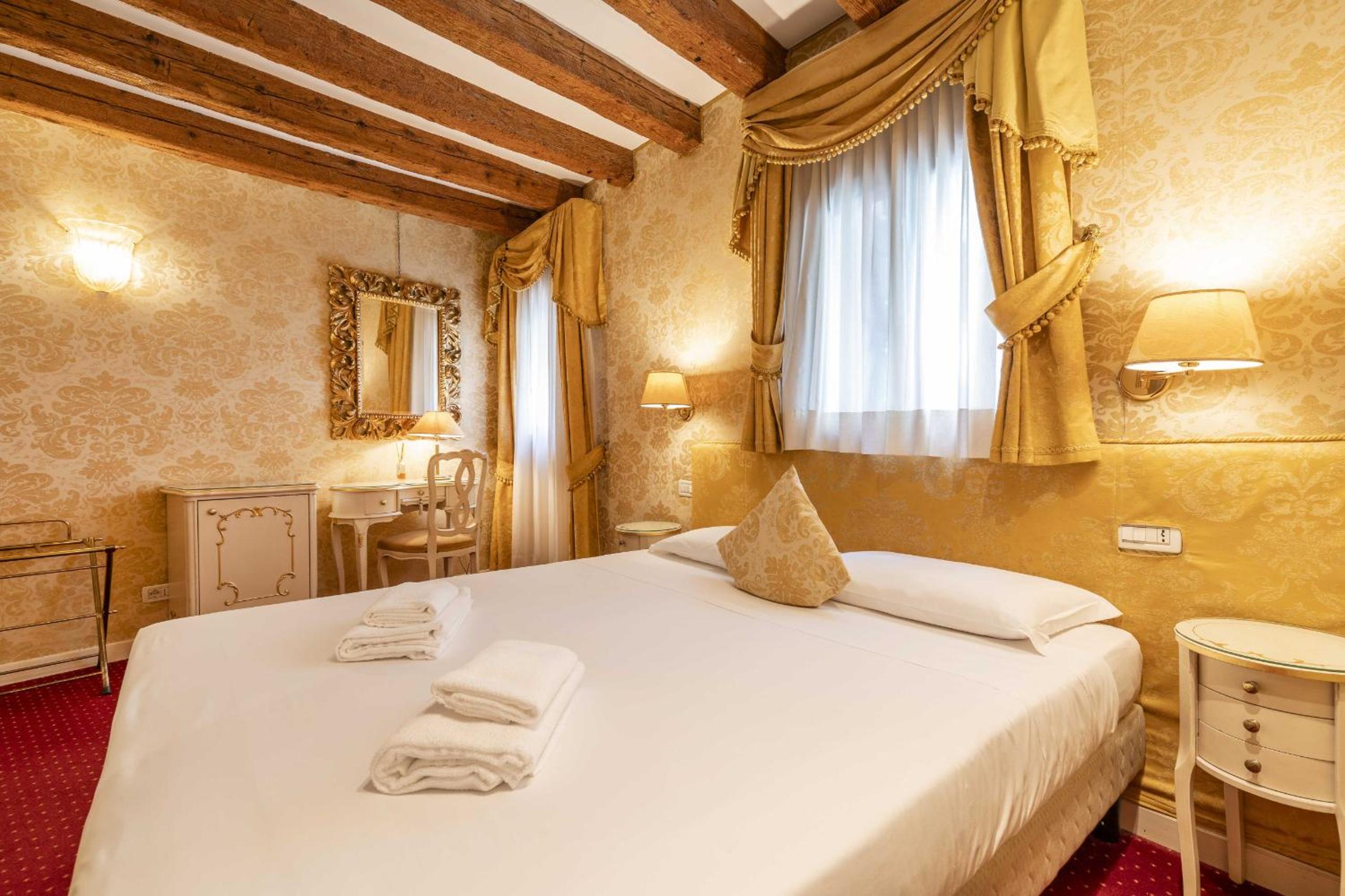 Deluxe Queen Room photo 2