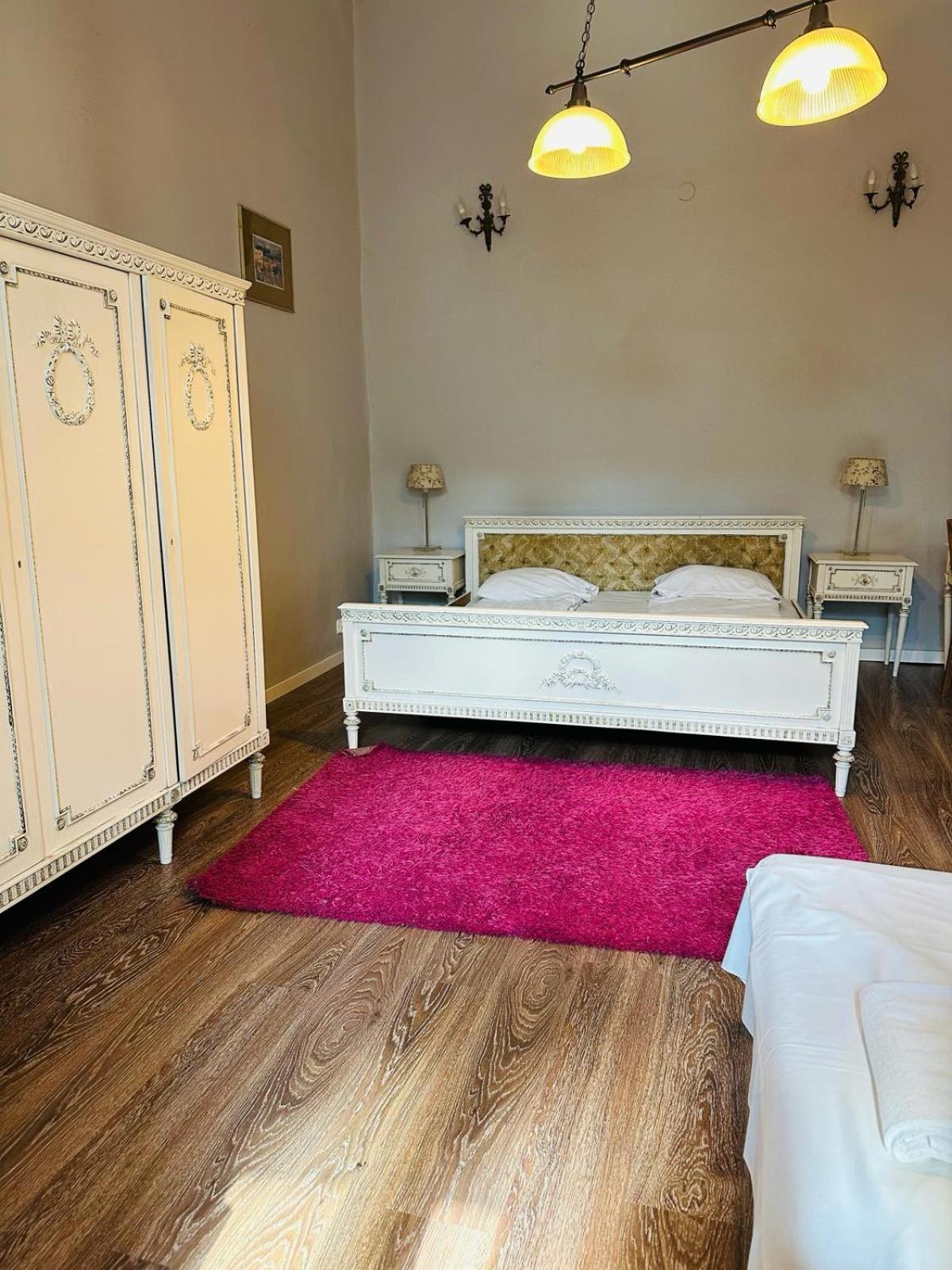 Studio Apartment - Photo 1