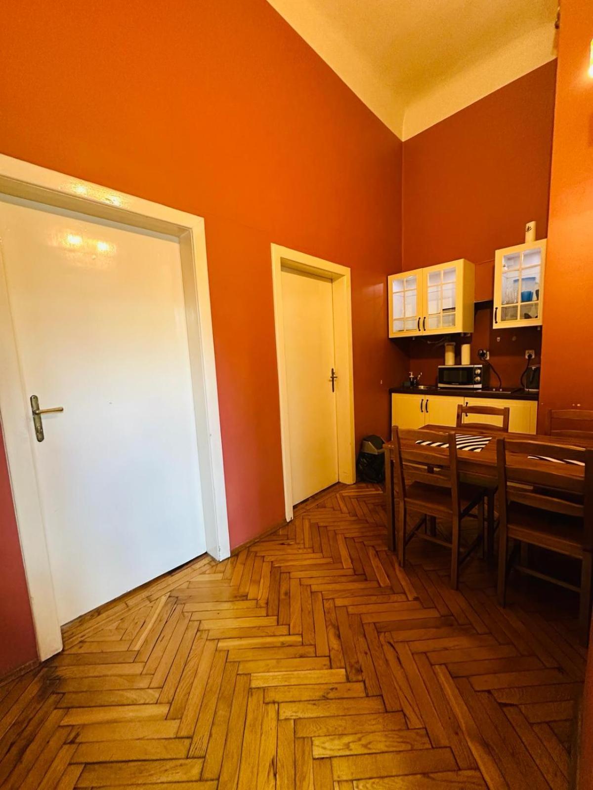 One-Bedroom Apartment - Photo 2