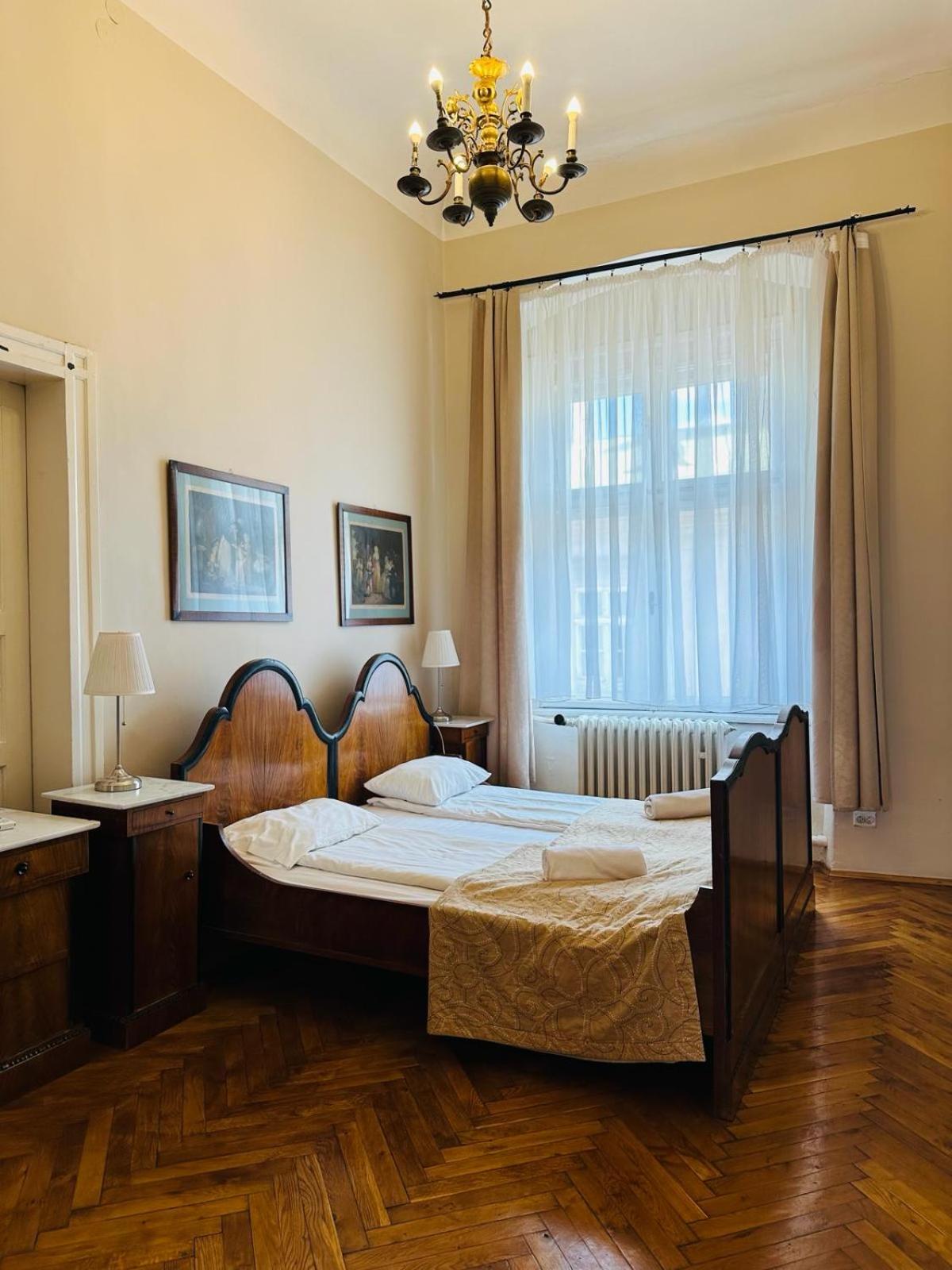 One-Bedroom Apartment - Photo 1