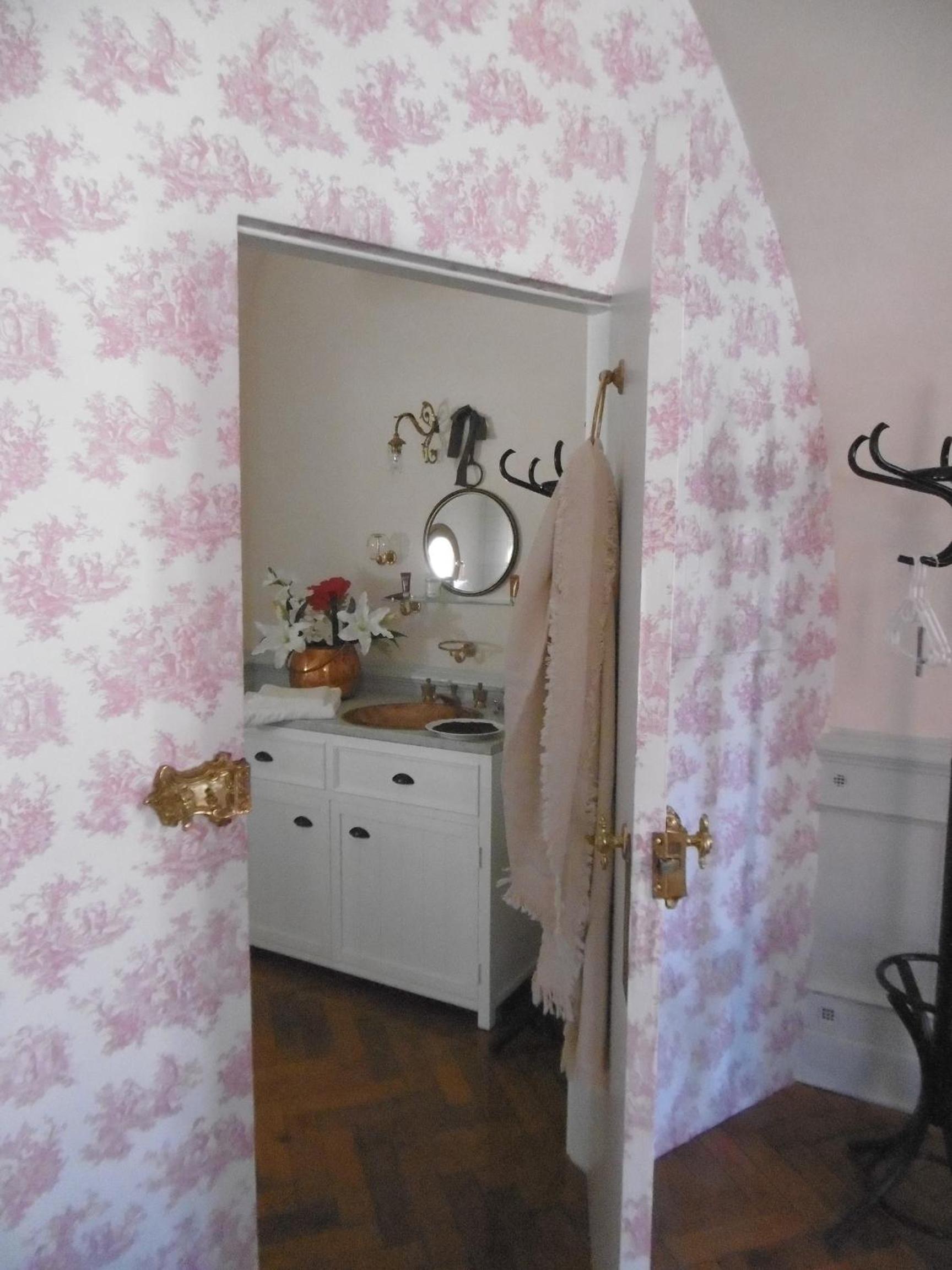 Deluxe King Suite photo 3
