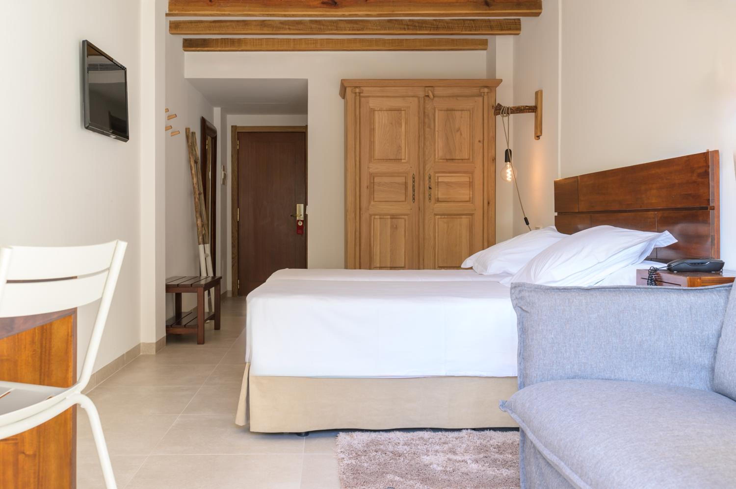Superior Twin Room (2 adults + 1 child) photo 3