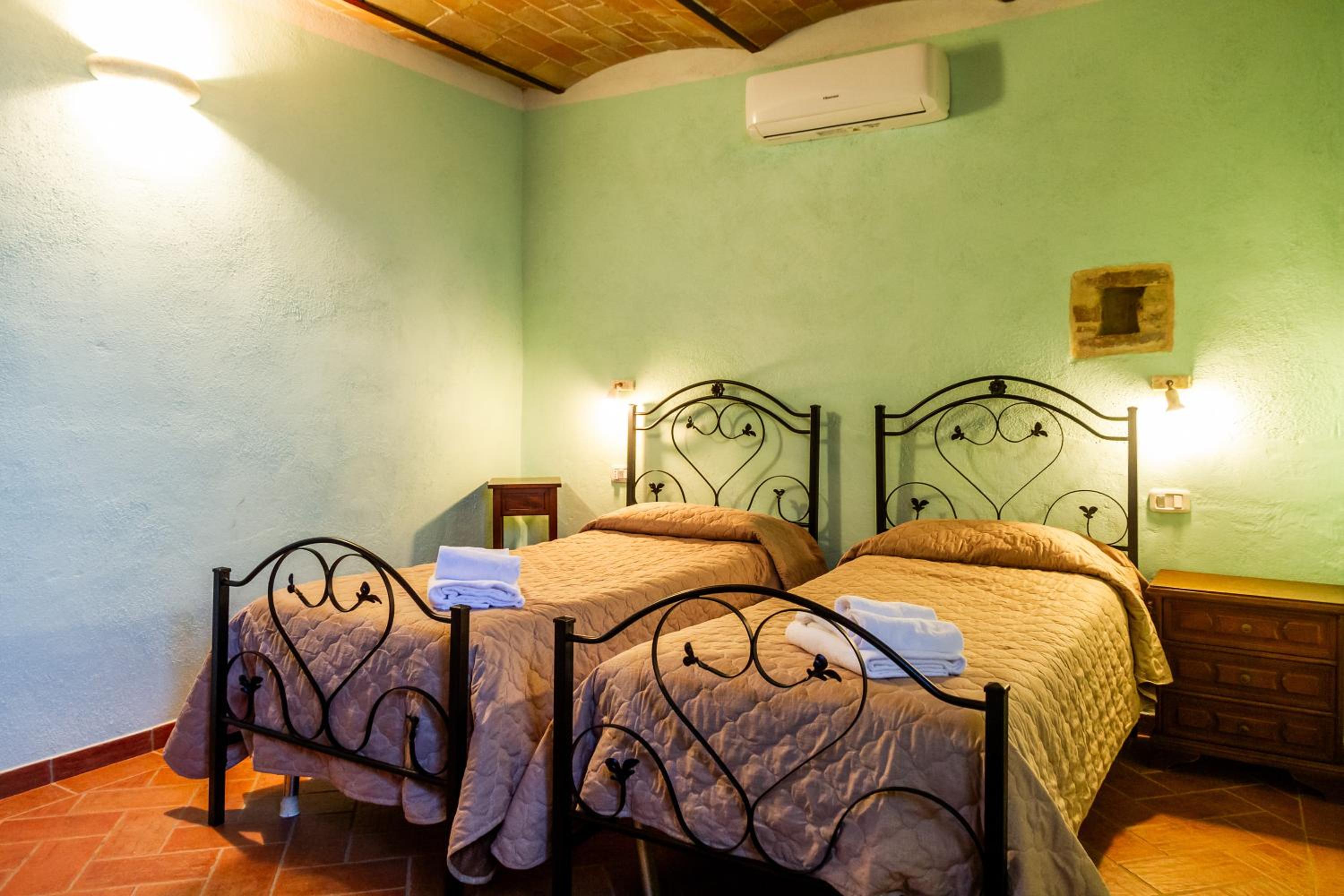 Two-Bedroom Deluxe Apartment with Garden View photo 3