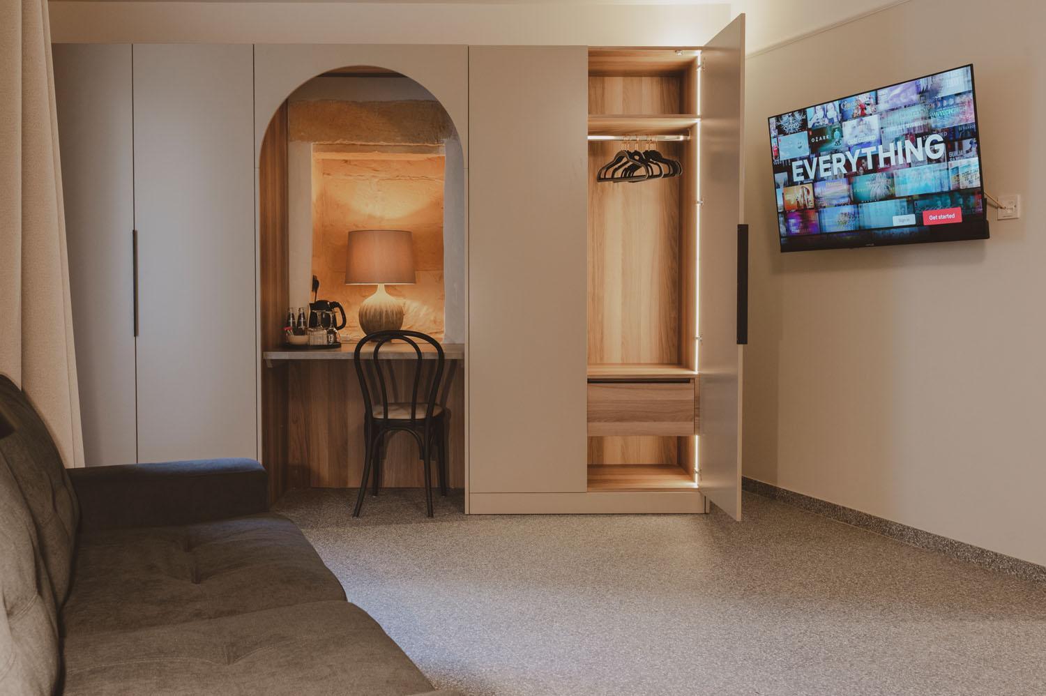 Superior Double or Twin Room with Balcony and Sofa Bed  - Photo 31